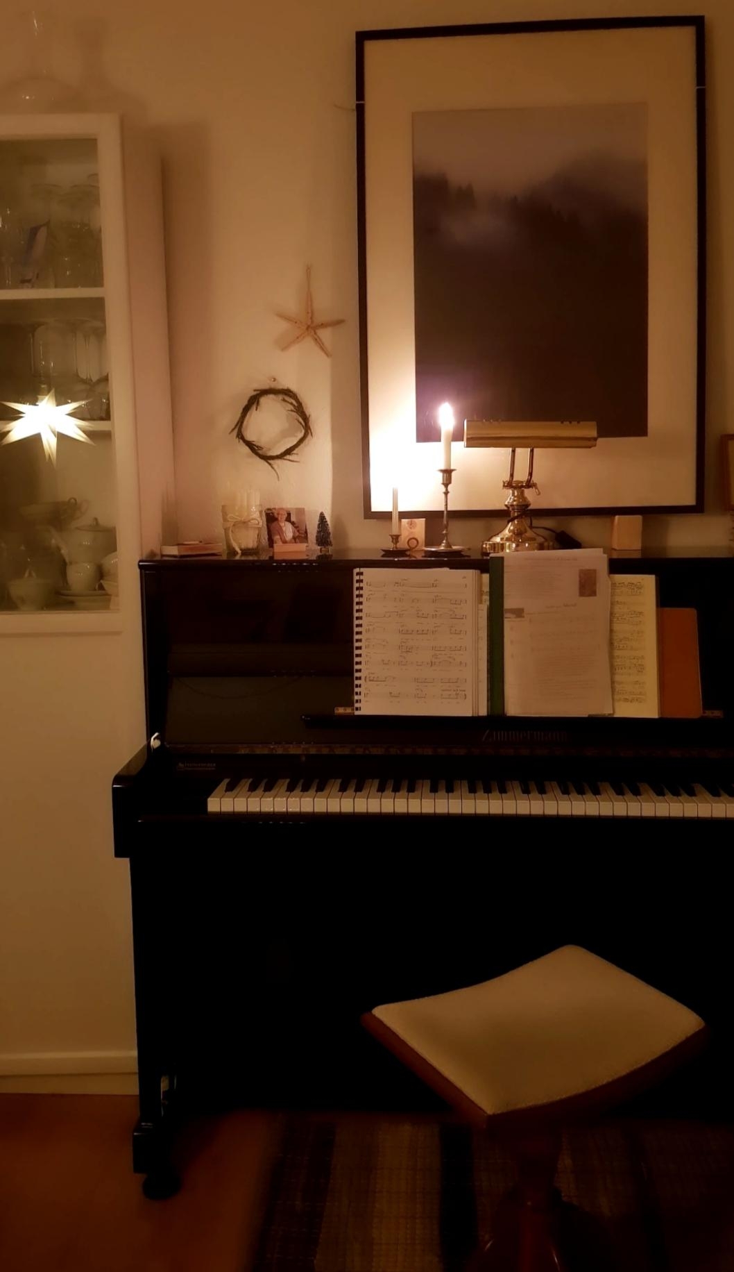 In the bleak midwinter... the night before The Night!
#klavier #wohnzimmer #kerzenliebe #winterdeko #advent #stern
