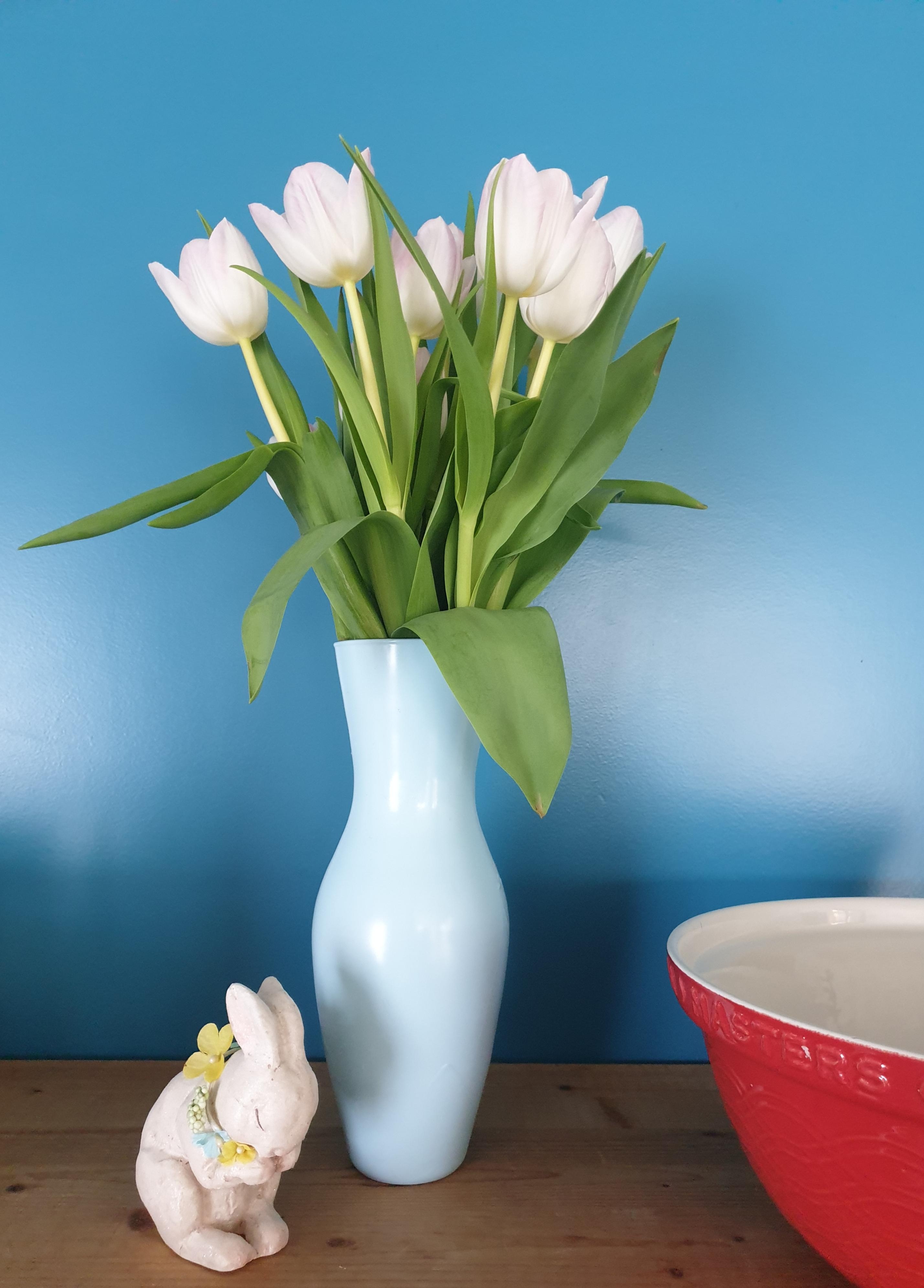 In the kitchen....Freude an den schönen Tulpen
#Vase#Blumen#Frühling#Regal#Küche