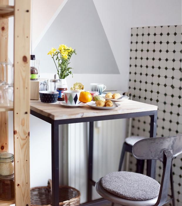 in unserer Küche steht ein kleiner, hoher Holztisch mit zwei alten Barhockern. Eine schöne Uhr fehlt uns noch. #homestory
