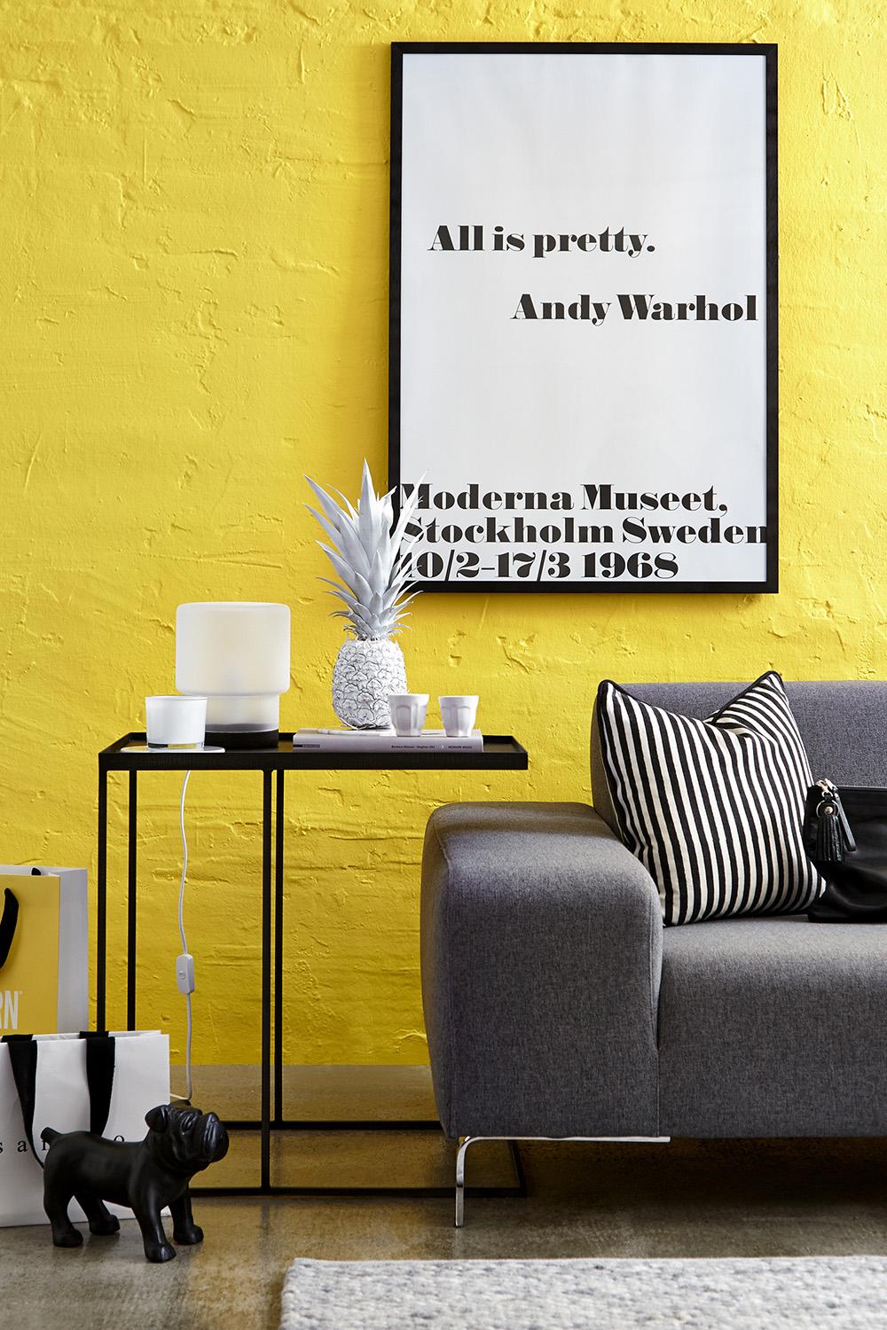 INDECORATE Tabletop Challenge: Minimalistisch #beistelltisch #sofa #minimalistisch #ananas ©Fotograf: Sascha Polzin / Moodyard; Styling: Kathy Kunz Interiors
