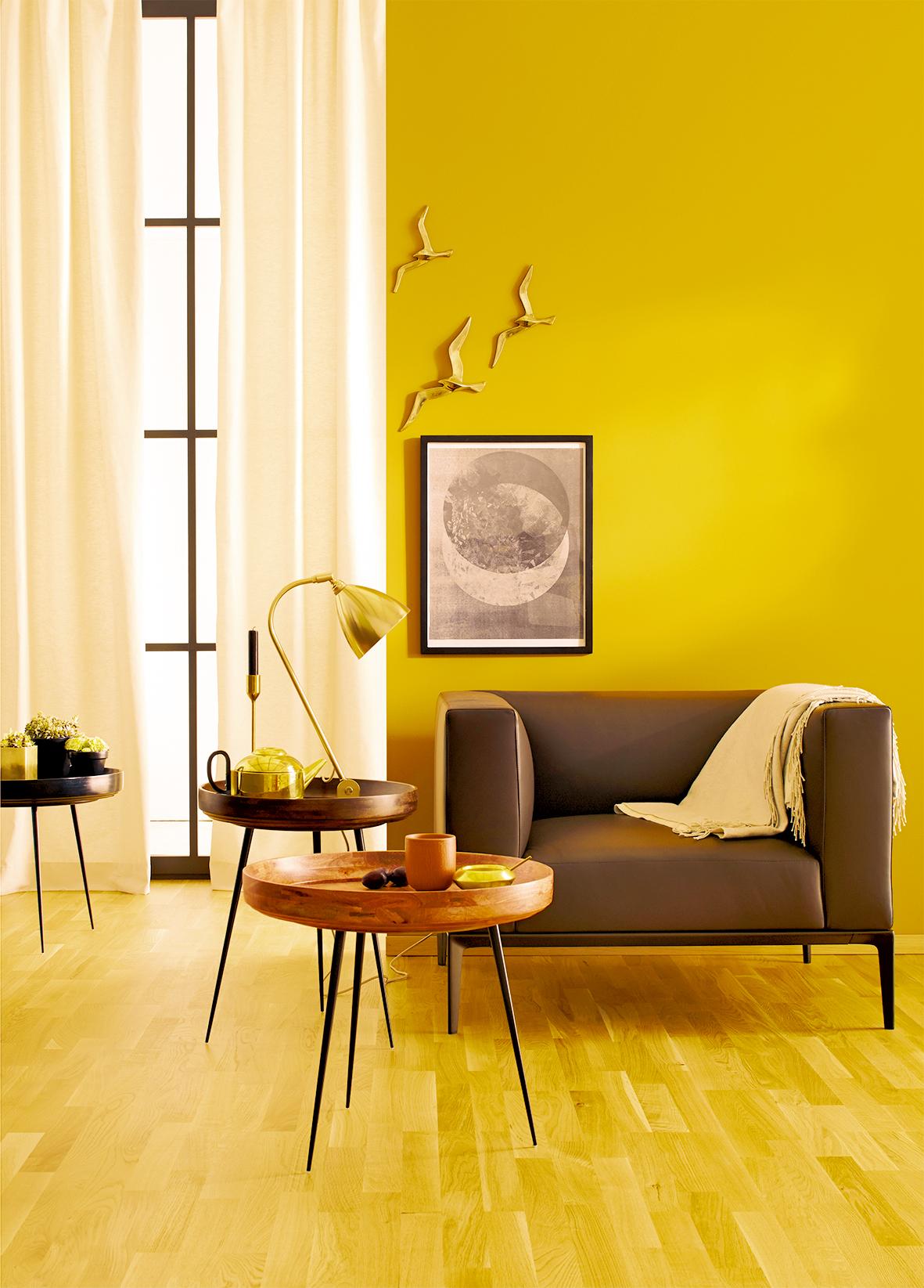 India, SCHÖNER WOHNEN-Trendfarbe #beistelltisch #wandfarbe #wohnzimmer #sessel #wandgestaltung #stehlampe #gardine #sofa #wanddeko #tisch #gelbewandfarbe #schönerwohnenfarbegelb