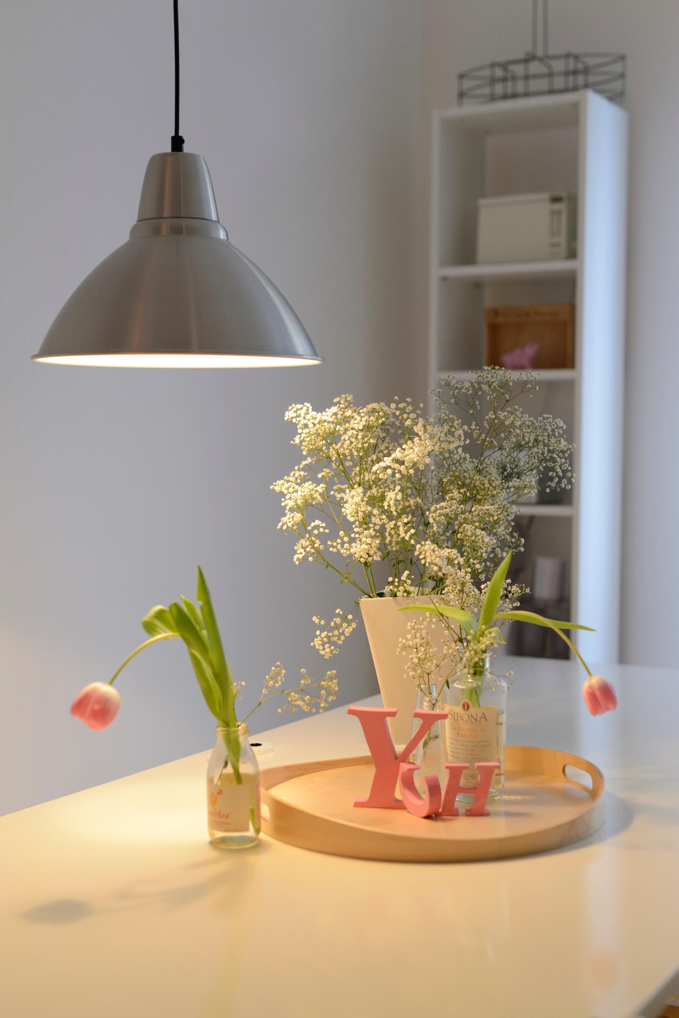 Individuelle Accessoires schmücken den Küchentisch #pendelleuchte ©Yvonne Heinemann Interiors