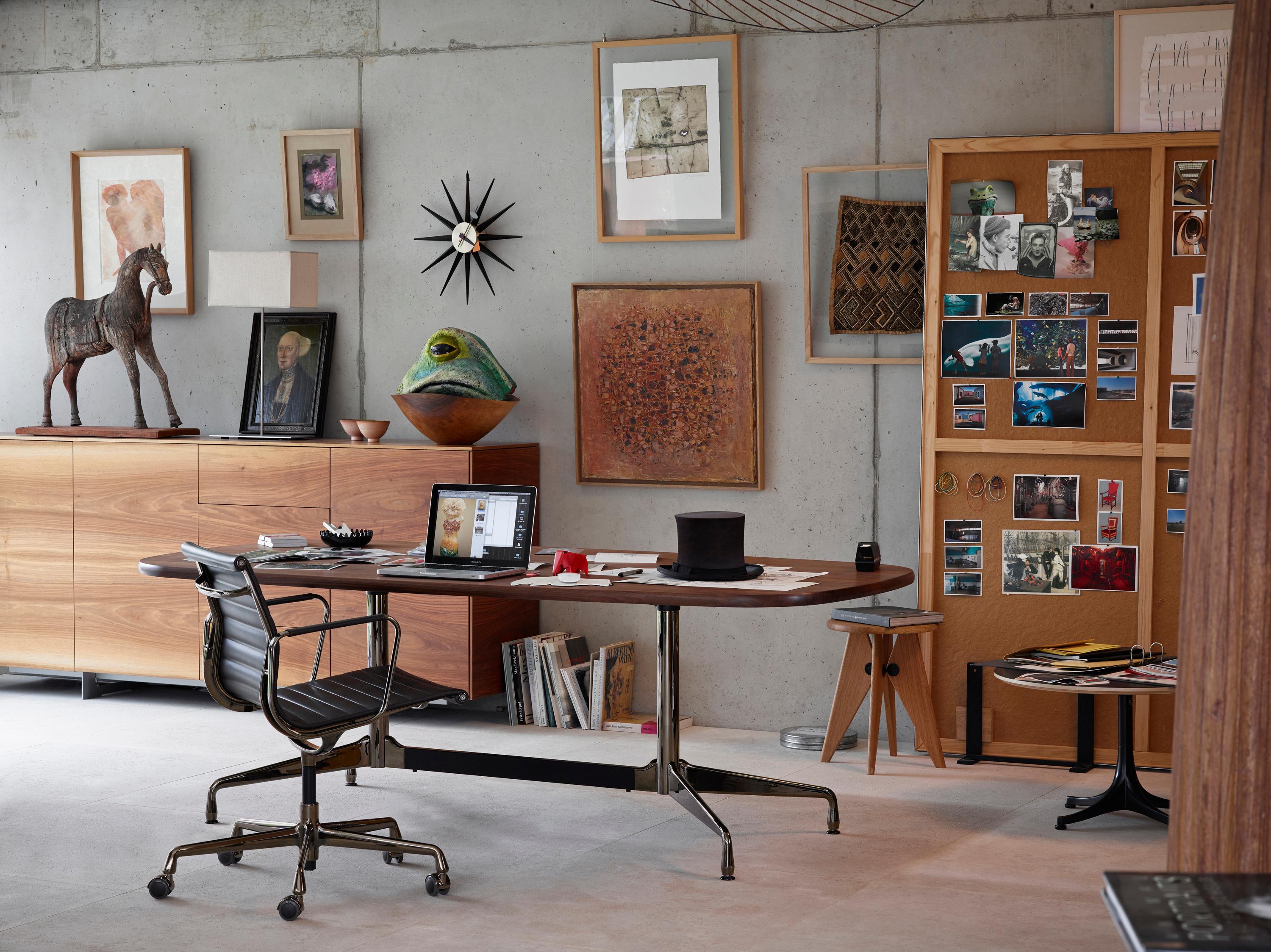 Individuelles Home Office #bodenbelag #designermöbel #bilderrahmen #sideboard #holzschreibtisch #pinnwand ©Vitra/Florian Böhm, Designer: