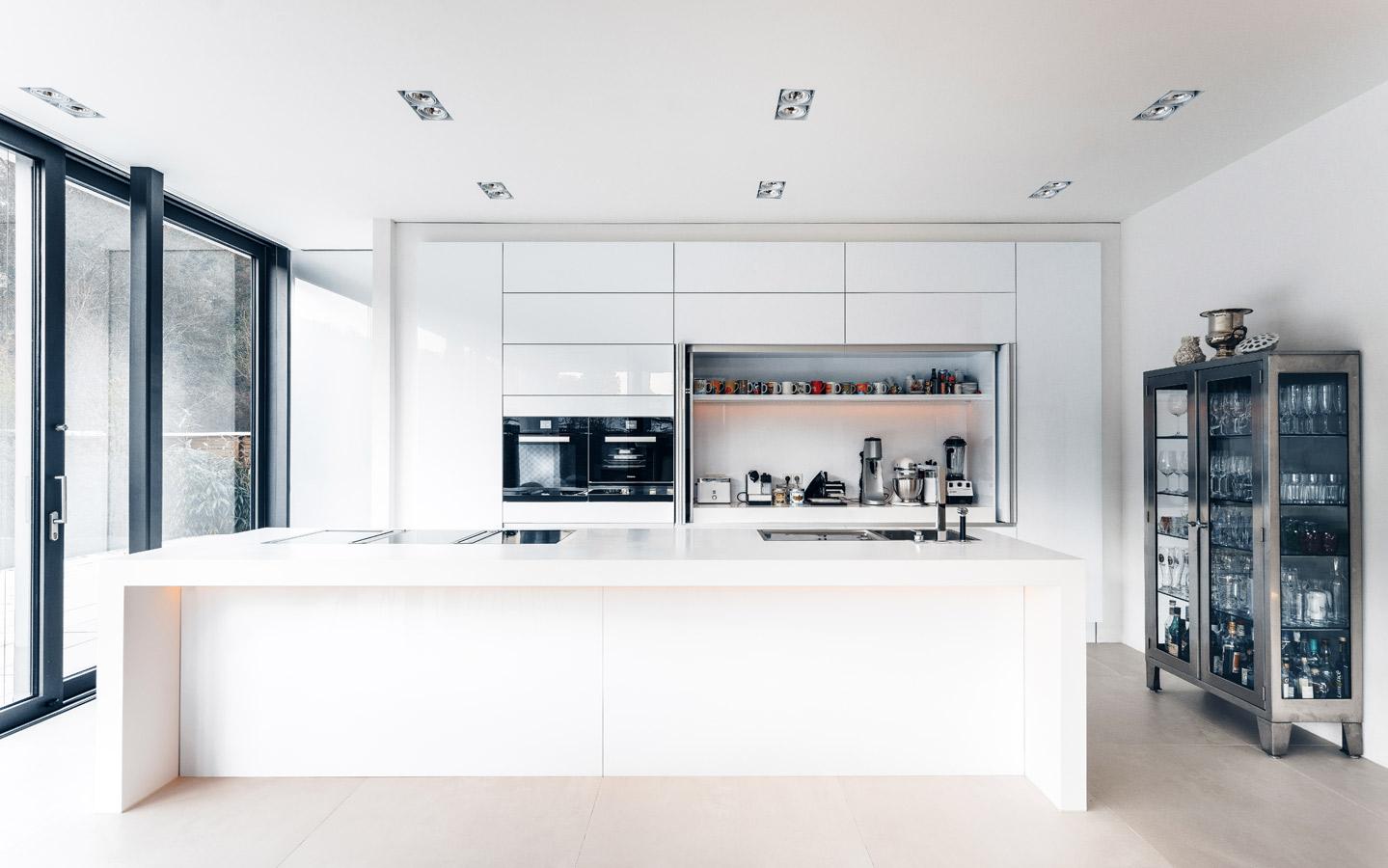 Indiviuell entworfene offene Küche #küche #bauhausstil #dunstabzugshaube #minimalistisch #offeneküche #nische #kochblock #smarthome #innenarchitektur ©jah.picture