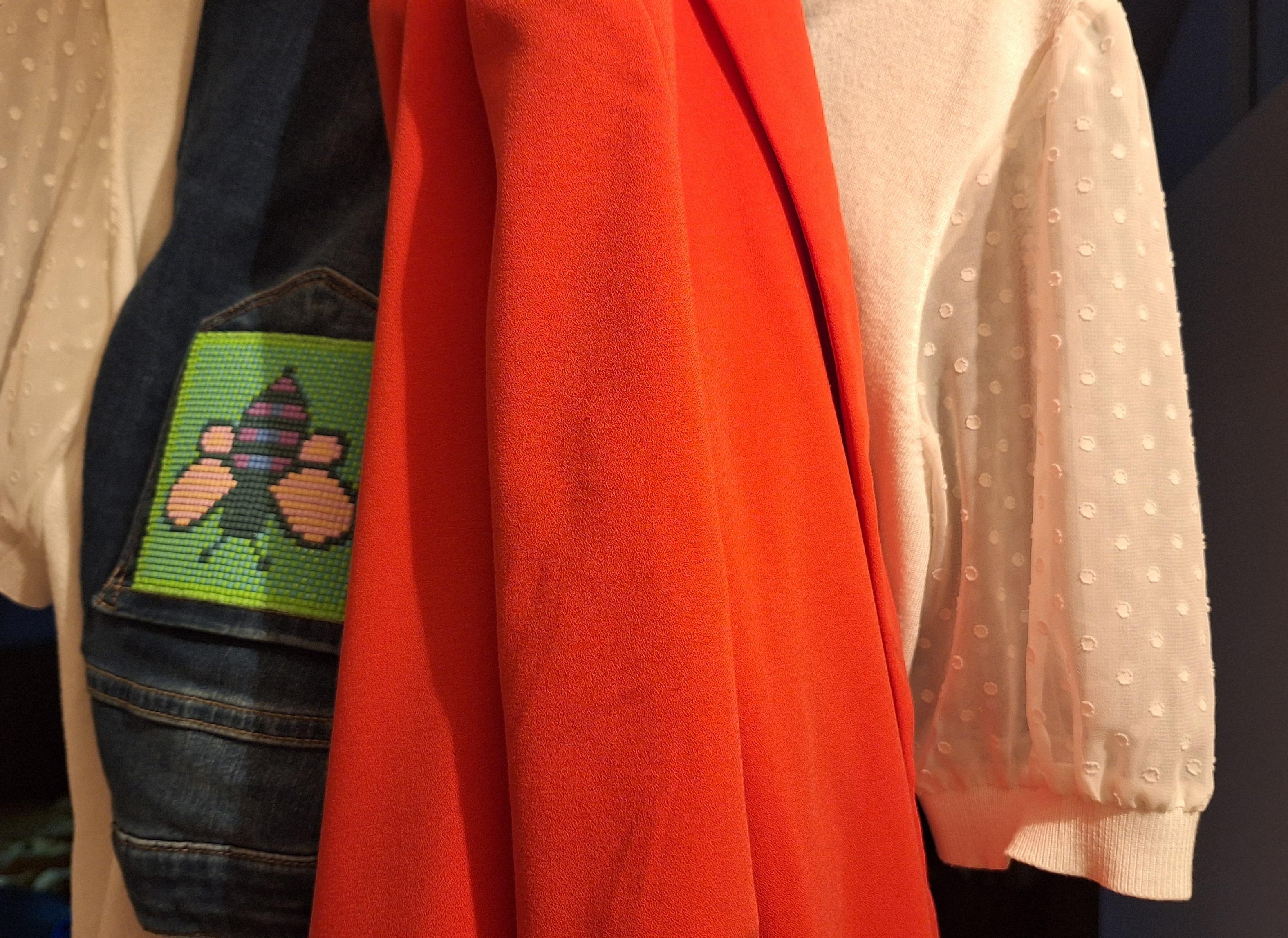 .Insekt im Anflug.
#Insekt #Patch #Aufnäher #micromosaic #ootd #Jeans #Blazer #Shirt #neon #colourfulday