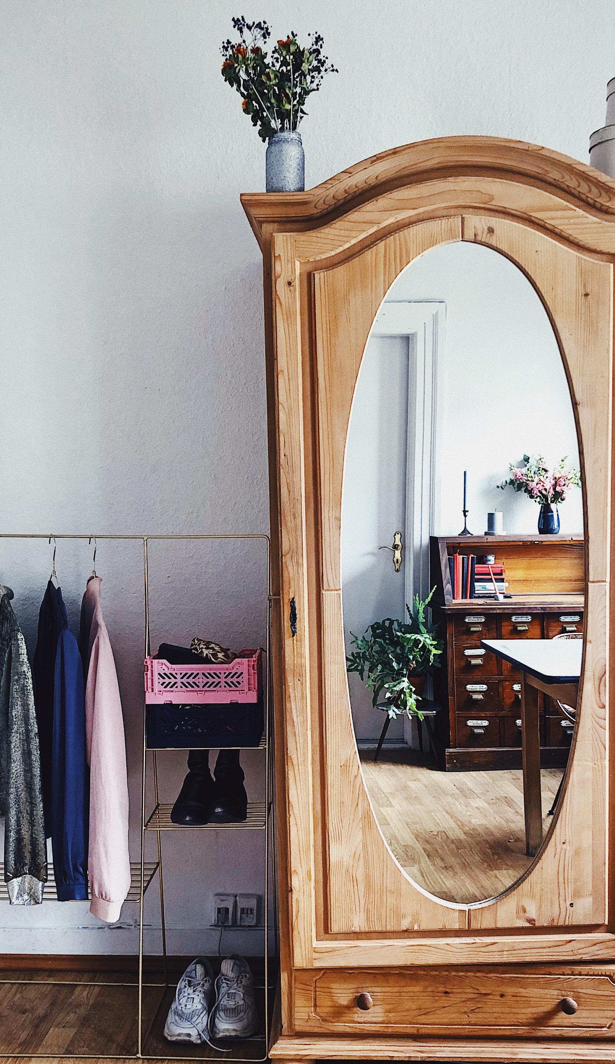INSIGHT 
#kleiderschrank #closet #vintage #apothekerschrank #wohnzimmer #livingroom