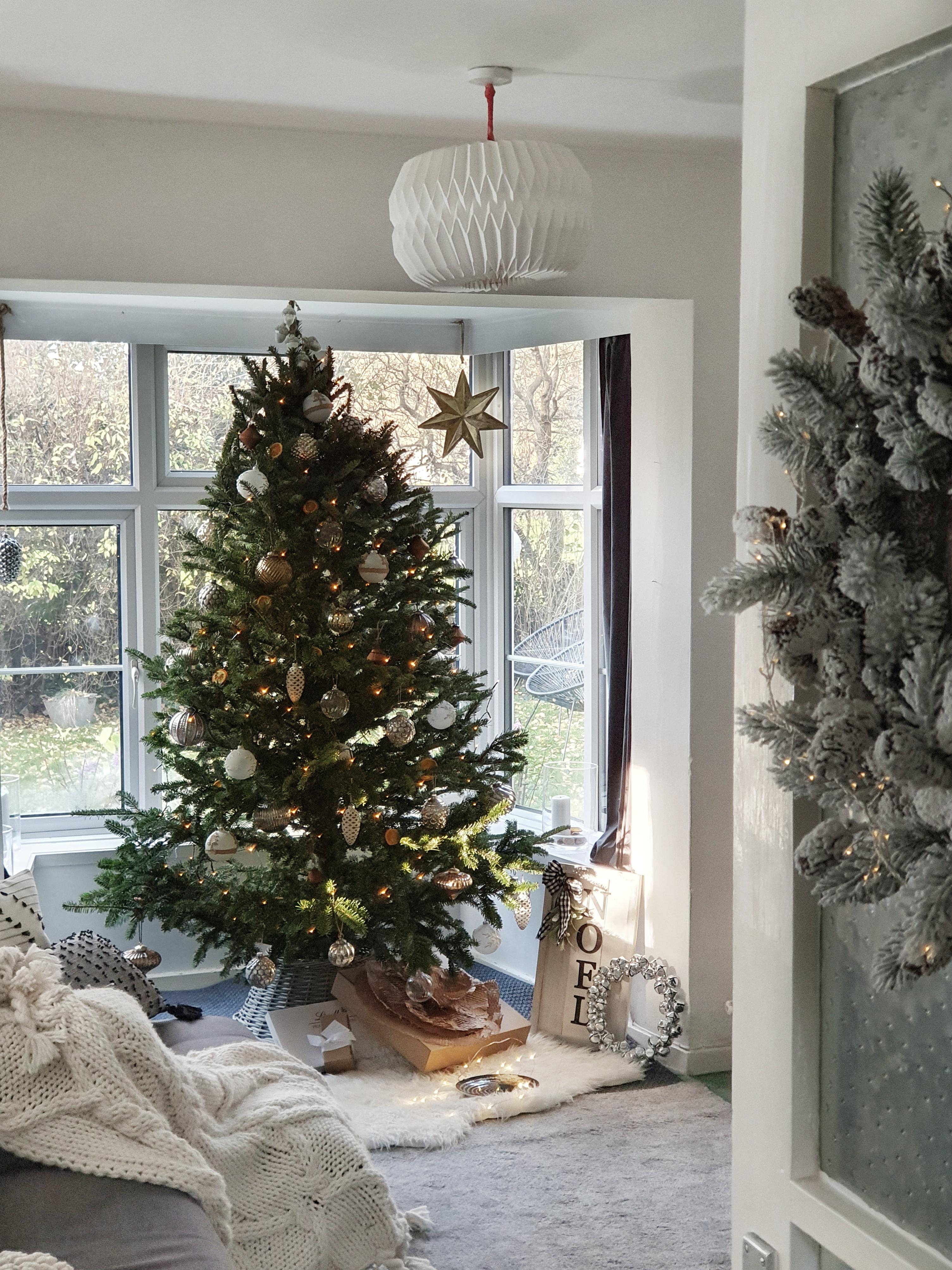 #interior #cozy #hygge #wohnzimmer #altbau #england #weihnachtsbaum #weihnachtsdeko #weihnachten #couchliebt