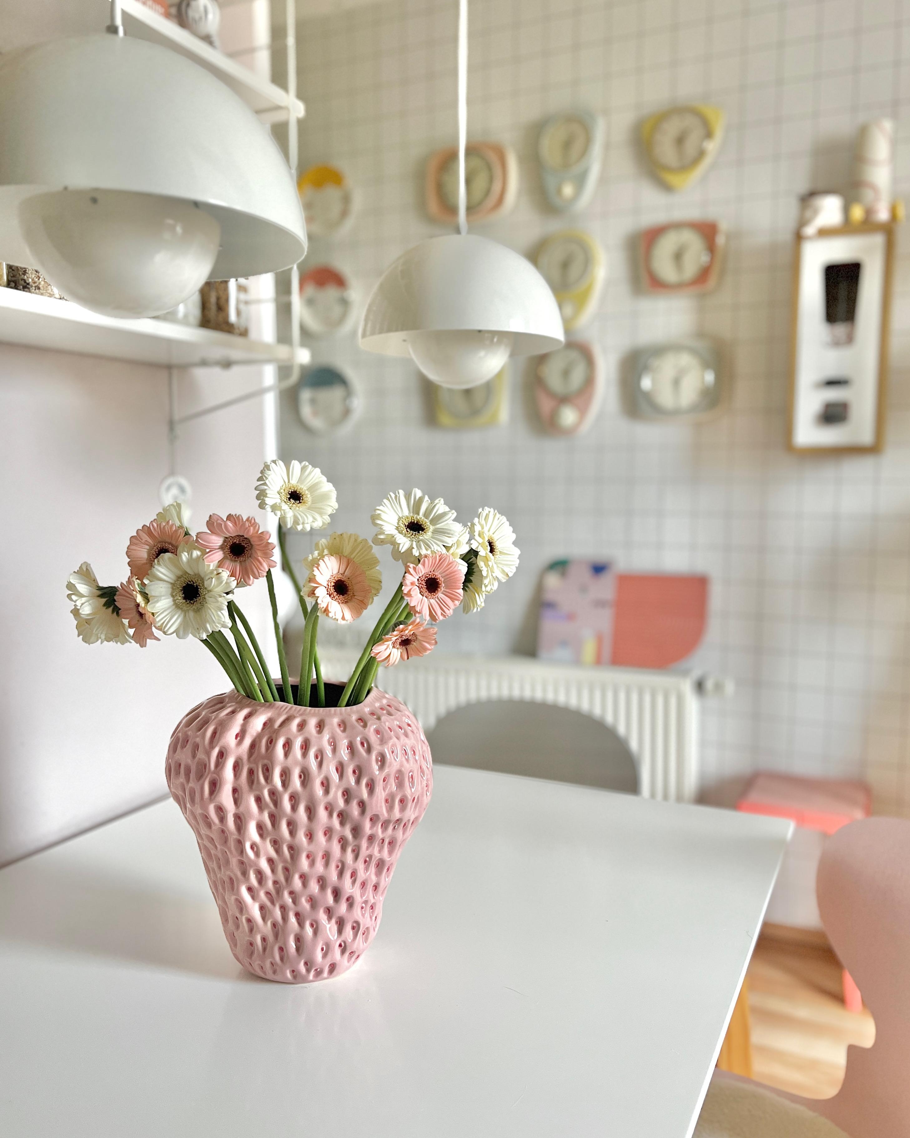 #interior #interiordesign #couchliebt #colourfulkitchen #vintage #pastell #küche #gerbera #frühling #flowerpot #vase