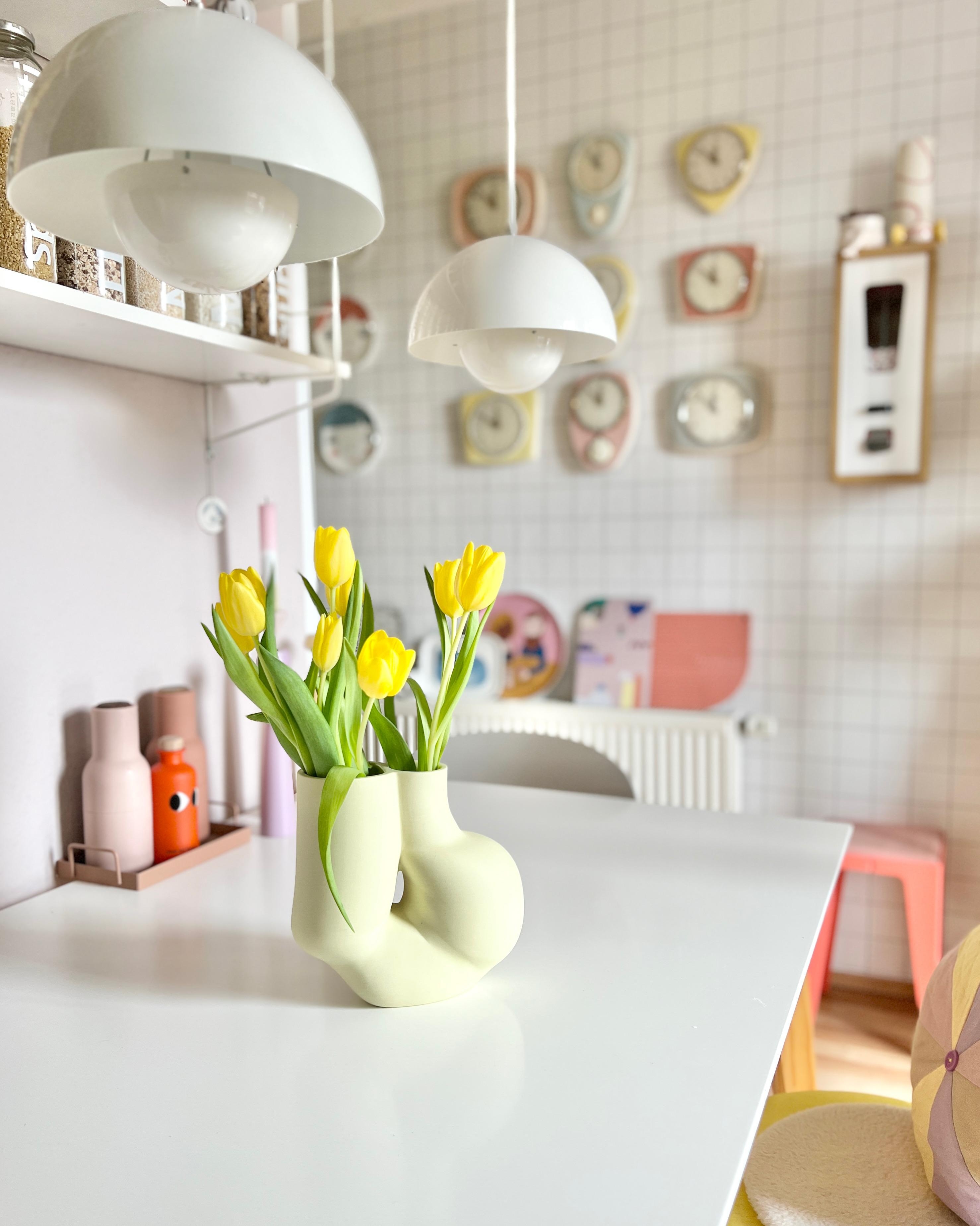 #interior #interiordesign #couchliebt  #colourfulkitchen #vintage #pastell #küche #tulpen #frühling #flowerpot #vase