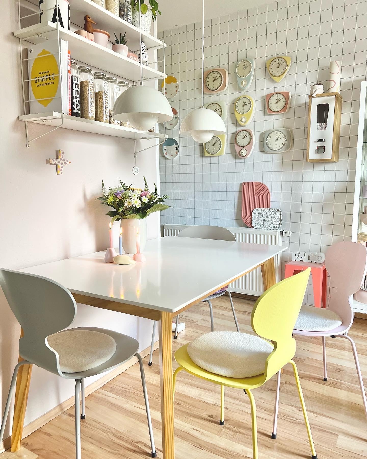 #interior #interiordesign #couchliebt #küche #pastell #flowerpot #blumen #50er #60er #retro #küchenuhren #sammlung
