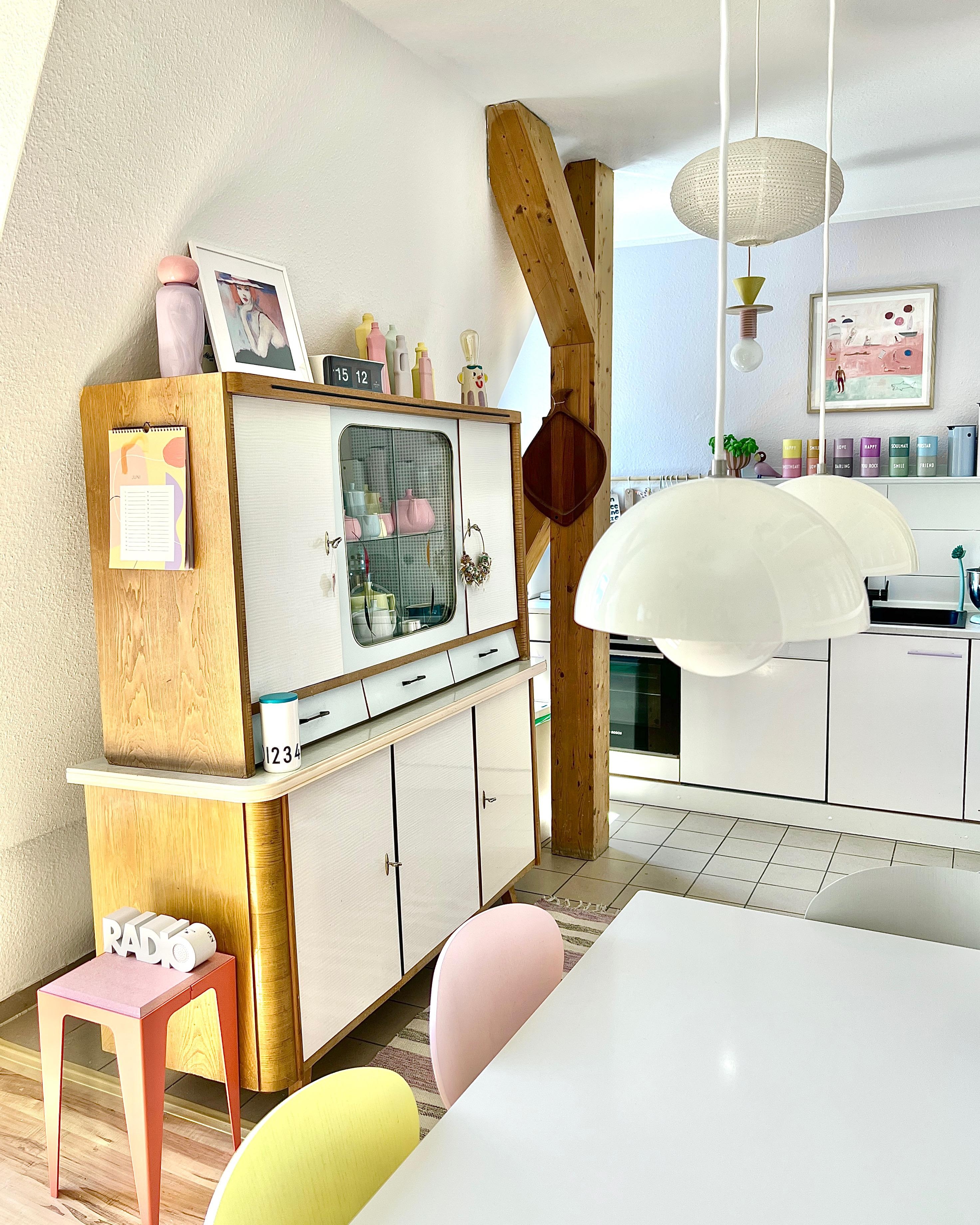 #interior #interiordesign #couchliebt #küche #pastell #küchenzeile #studioarhoj #rosa #buffet #midcentury #flowerpot #💕