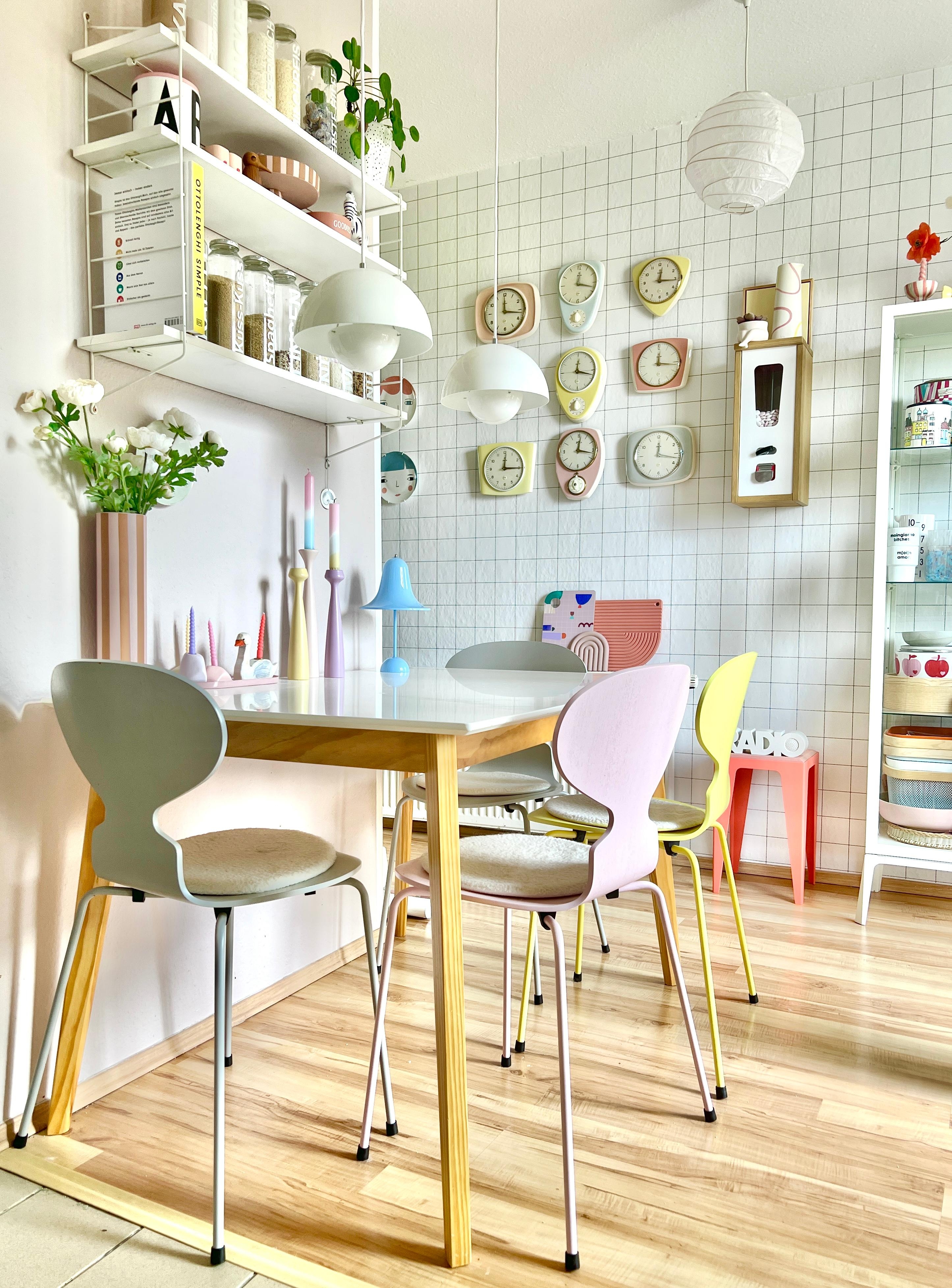 #interior #interiordesign #couchliebt #küche #pastell #rosa #midcentury #fritzhansen #ameisenstuhl #vintage #flowerpot 