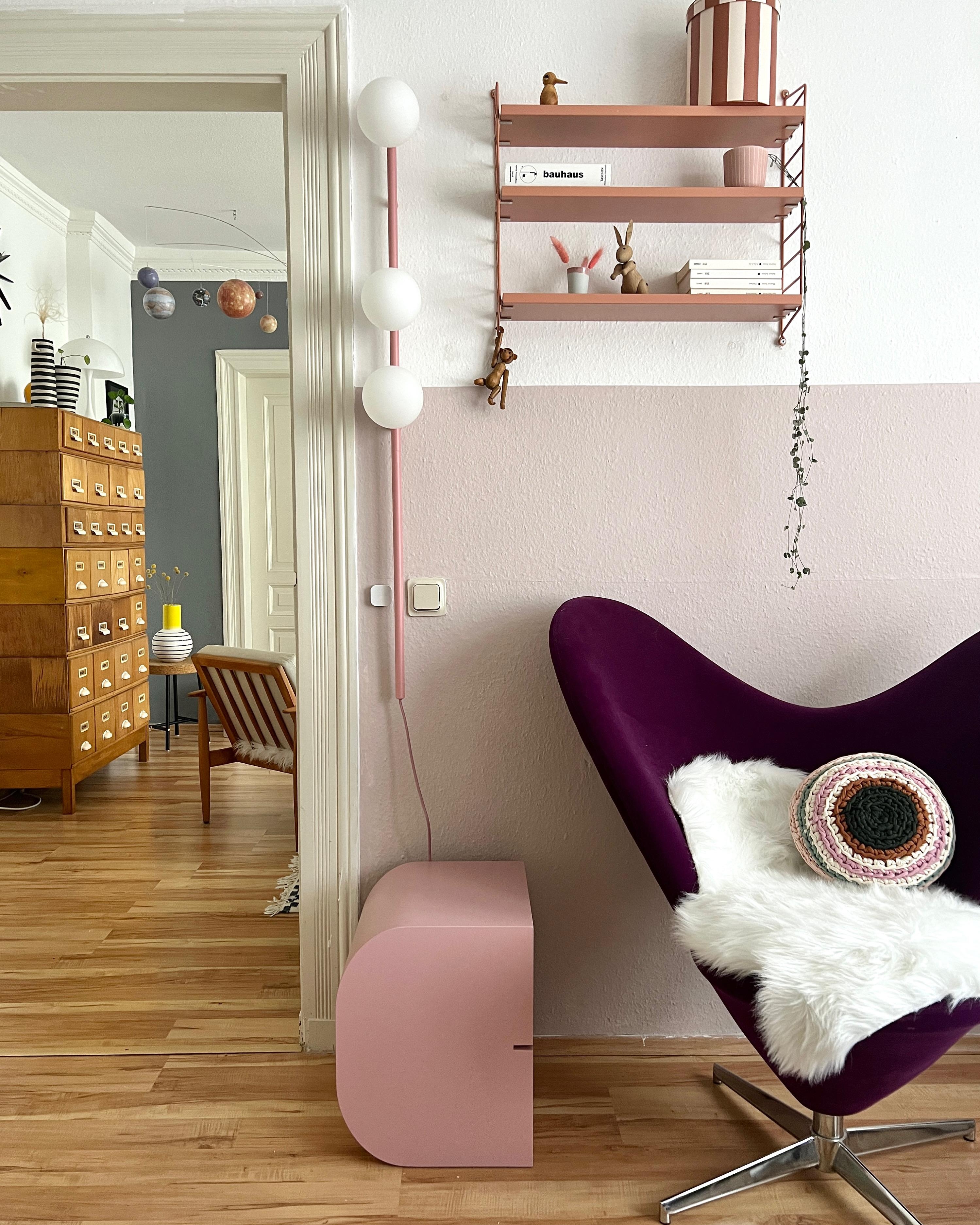 #interior #interiordesign #couchliebt #vintage #buchstabenhocker #stringregal #rosa #midcentury #panton #lumikello