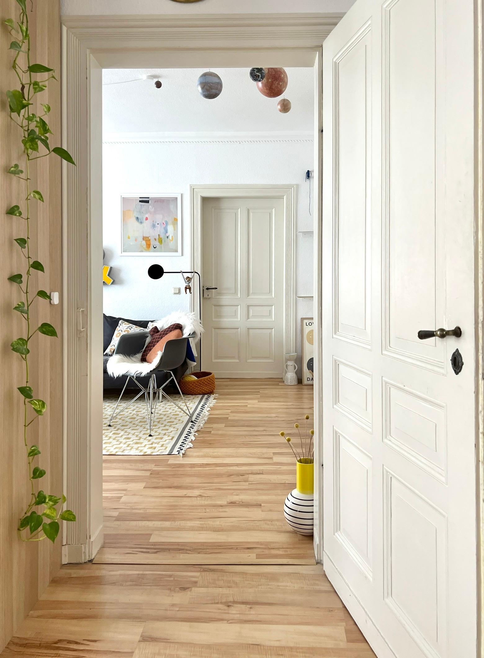 #interior #interiordesign #couchliebt #wohnzimmer #altbau #altbautüren #offenetüren #pflanzen 
