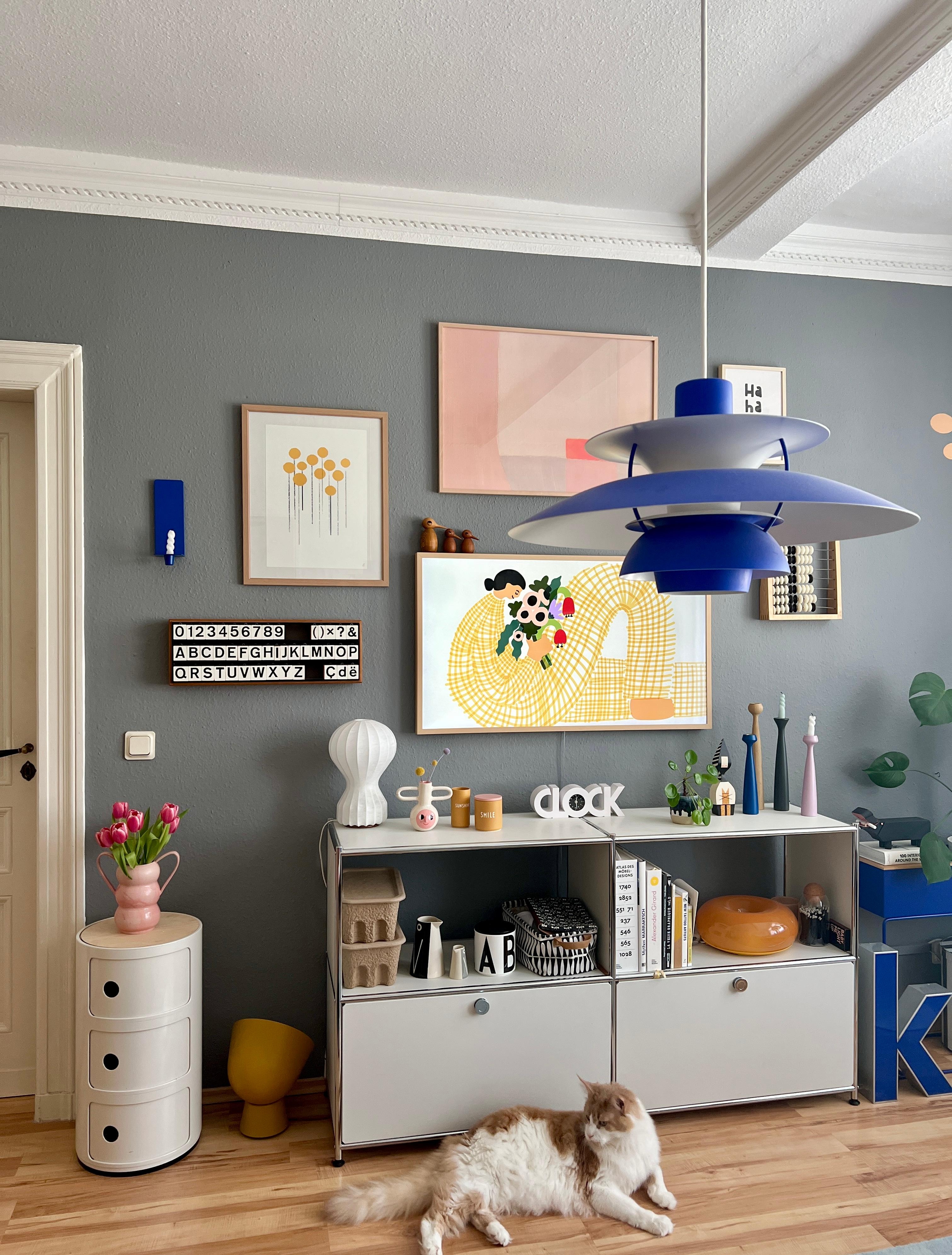 #interior #interiordesign #couchliebt #wohnzimmer #katze #haustier #ph5 #blau #gallerywall #altbau #frame #spring #frühling #tulpen #rosa