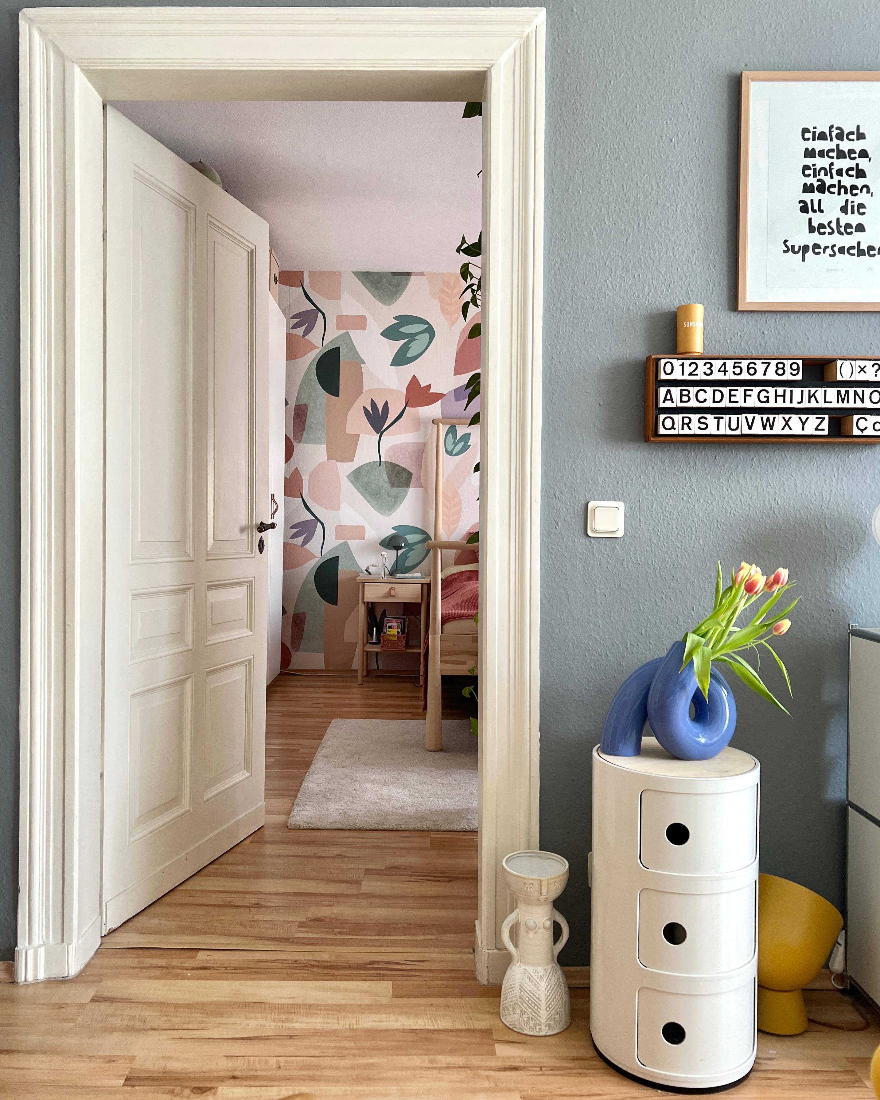 #interior #interiordesign #couchliebt #wohnzimmer #vintage #blumen #frühling #schlafzimmer #componibili #vase #tapete 
