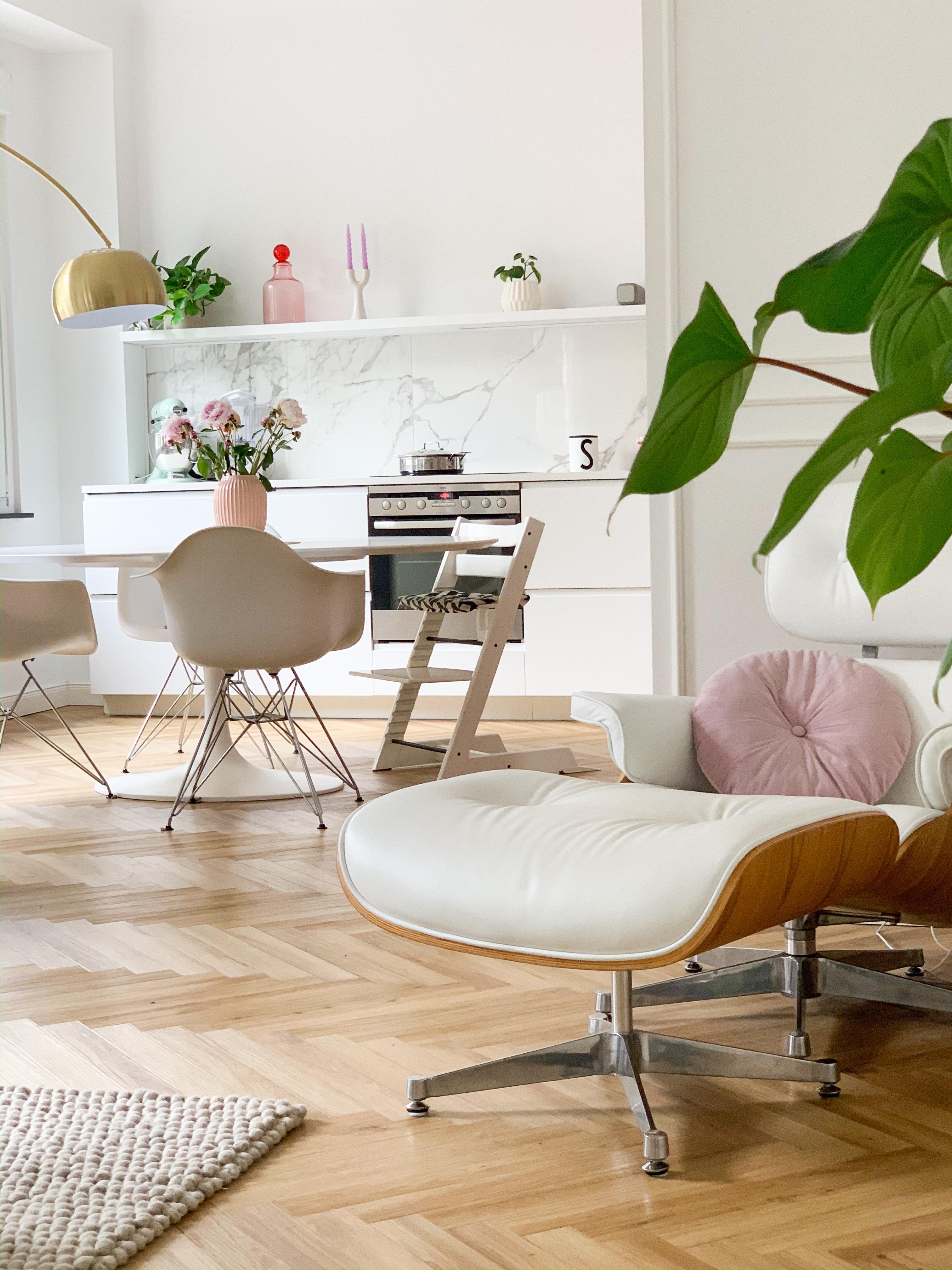 #interior #wohnzimmer #vitra #eamesloungechair #küche #marmor #altbau #altbauliebe #altbauwohnung #couchstyle #white