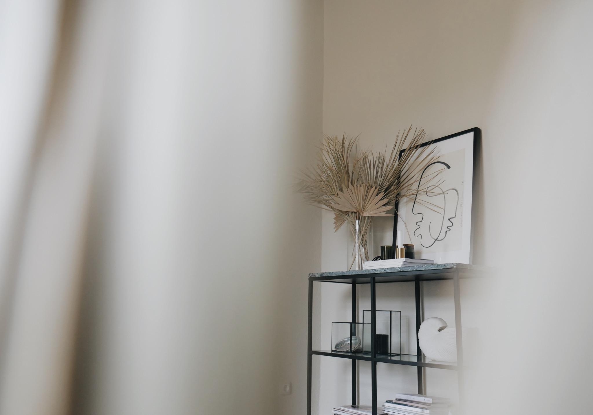 #interiordetails #palmleaves #bouquet #interiordesign #homedecor #livingroom #shelfie #couchstyle