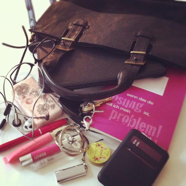 ipad, notizheft, schreiber, lipgloss, parfumprobe, taschentuch, schlüssel, dosh wallet, spiegel, brille, headphones, usb stick