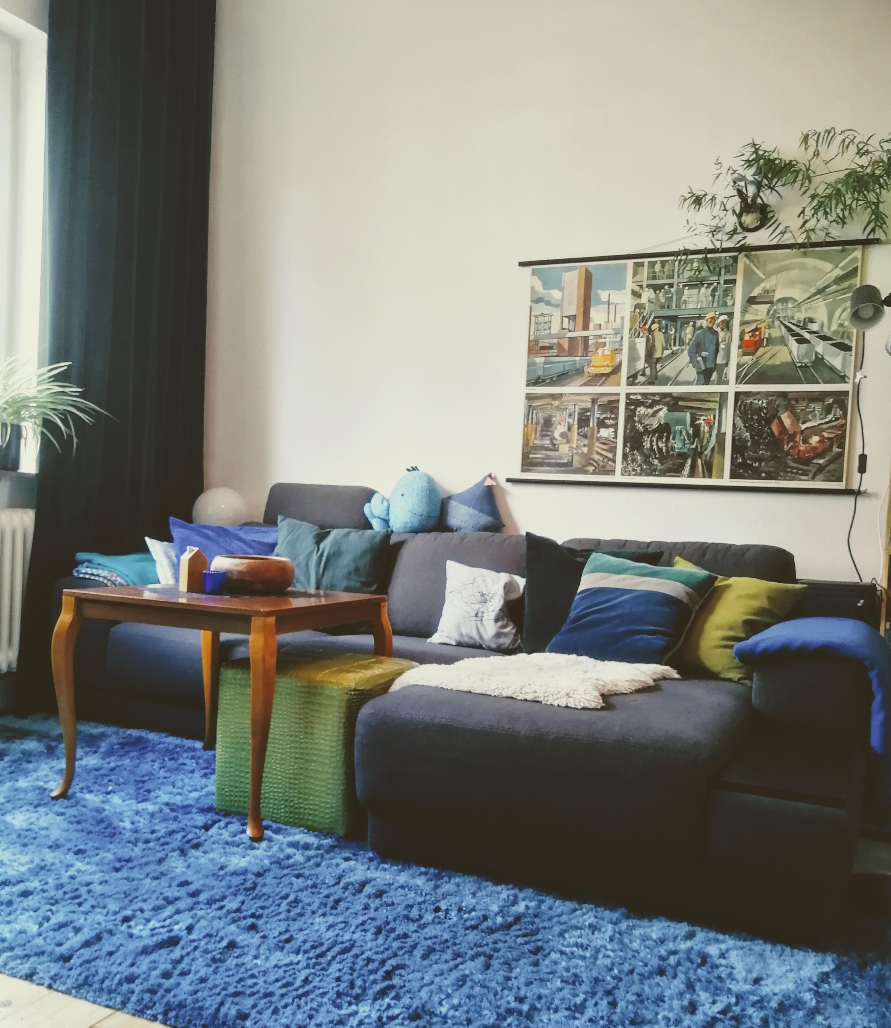 Irgendwann muss mal'n schickeres #sofa her. Bis dahin sieht das #wohnzimmer so aus... #livingchallenge #colourful 