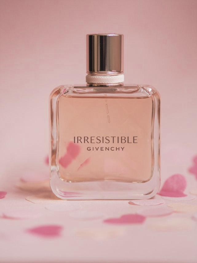 Irresistible von Givenchy vereint Rose und Moschus- ein Duft mit lebhaftem Charakter #loveisintheair #givenchy