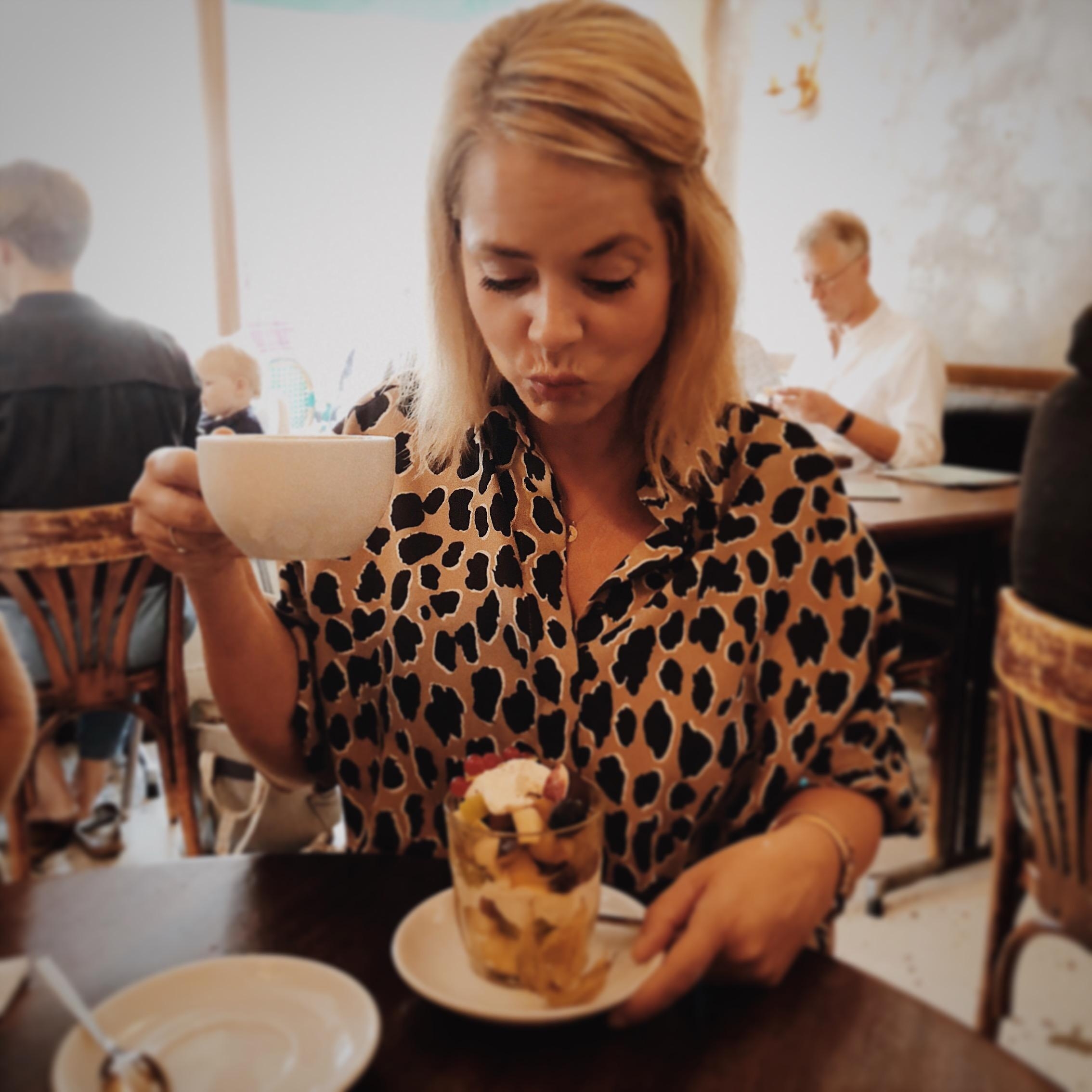 is it love? #breakfast #frühstück #coffeelover #kaffee #blonde #ootd #healthyfood #müsli #auszeit