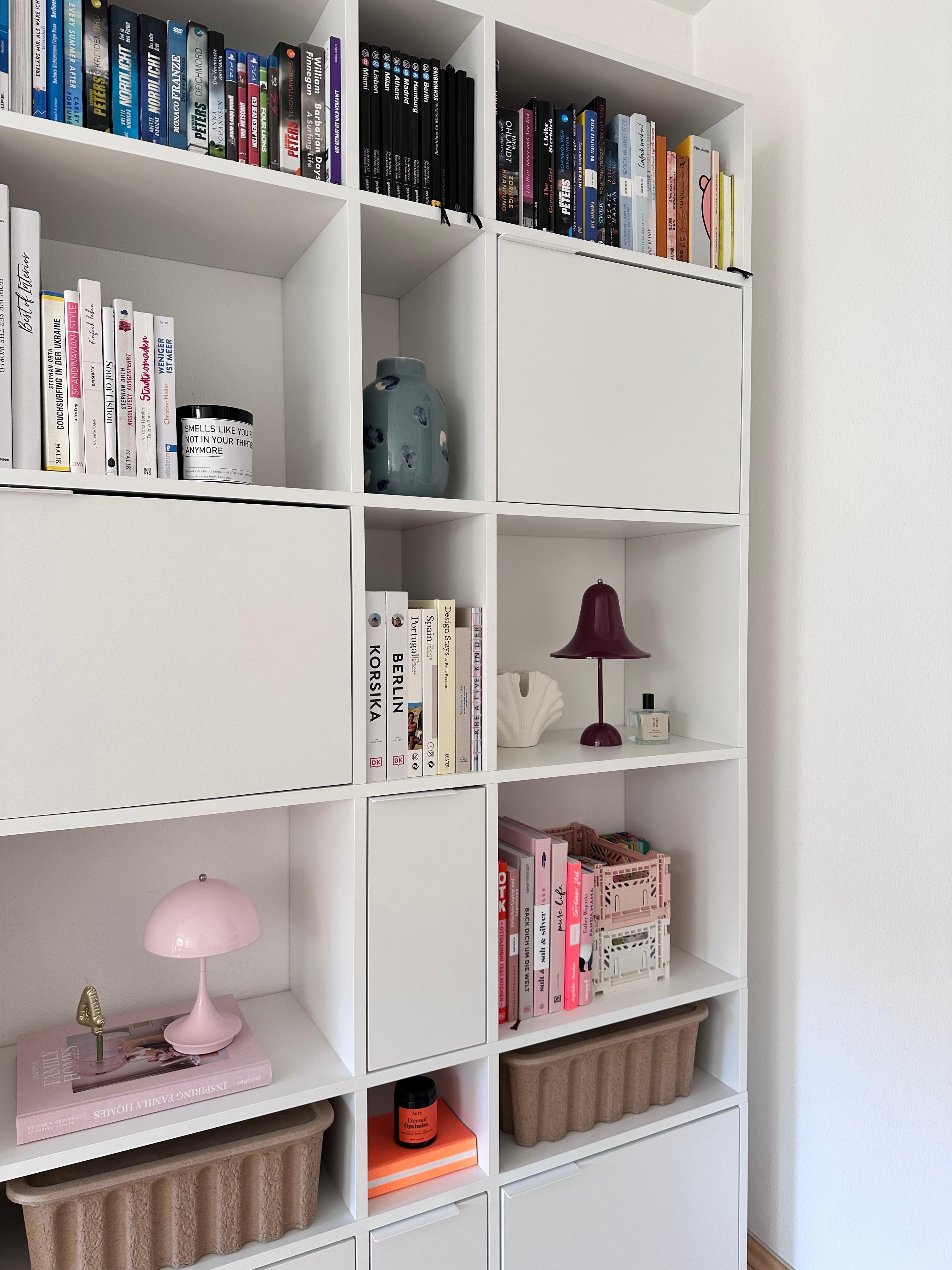It-Piece in unserem Wohnzimmer - ein großes Bücherregal mit viel Stauraum für alle Familienmitglieder #bücherregal #wohnzimmer #shelfstyling