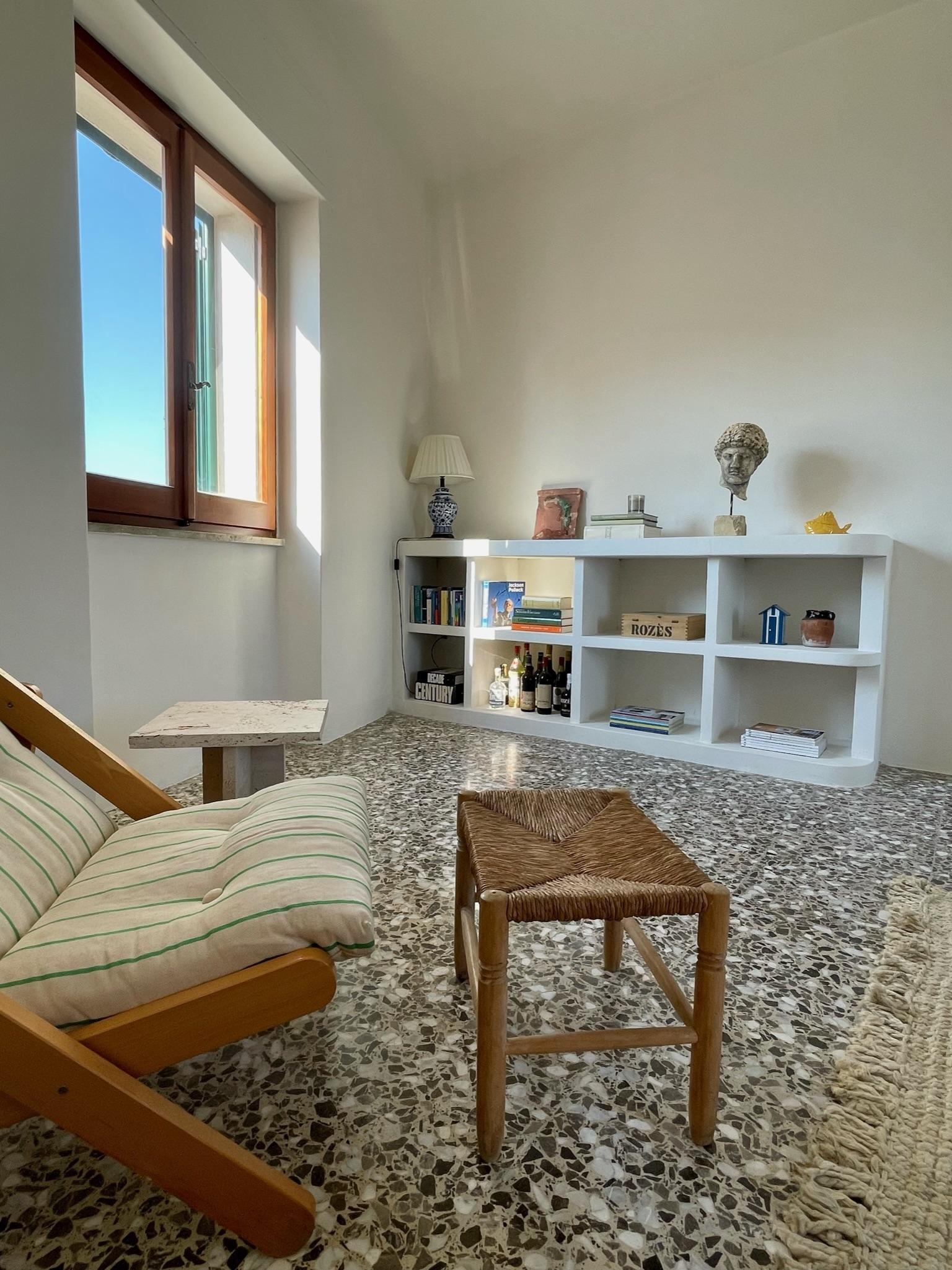 #italia #bellaitalia #apulien #terrazzo #licht #leinenstoffe #kunst #kleinanzeigen #ladolcevita #korb