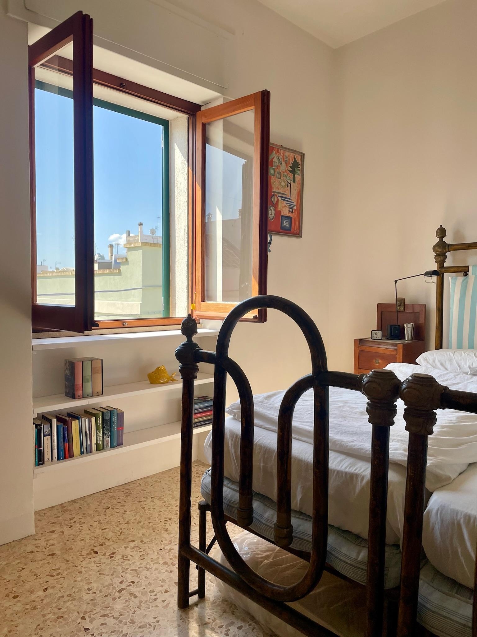 #italia #bellaitalia #apulien #terrazzo #licht #leinenstoffe #kunst #morgensonne #lesen #bücher #dolcevita #schlafzimmer