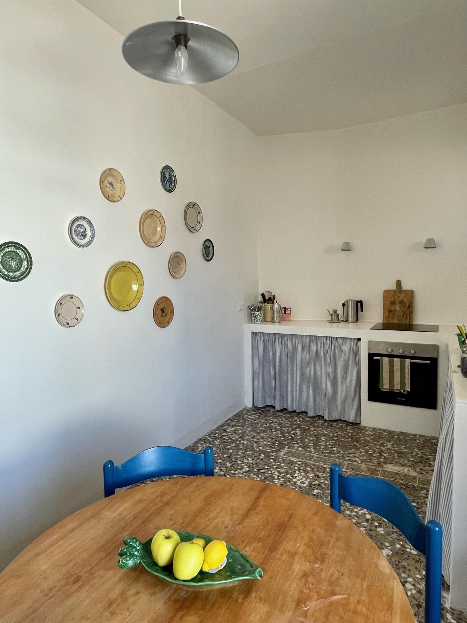 #italia #bellaitalia #apulien #terrazzo #licht #leinenstoffe #kunst #teller #küche #kleinanzeigen #zitronenliebe