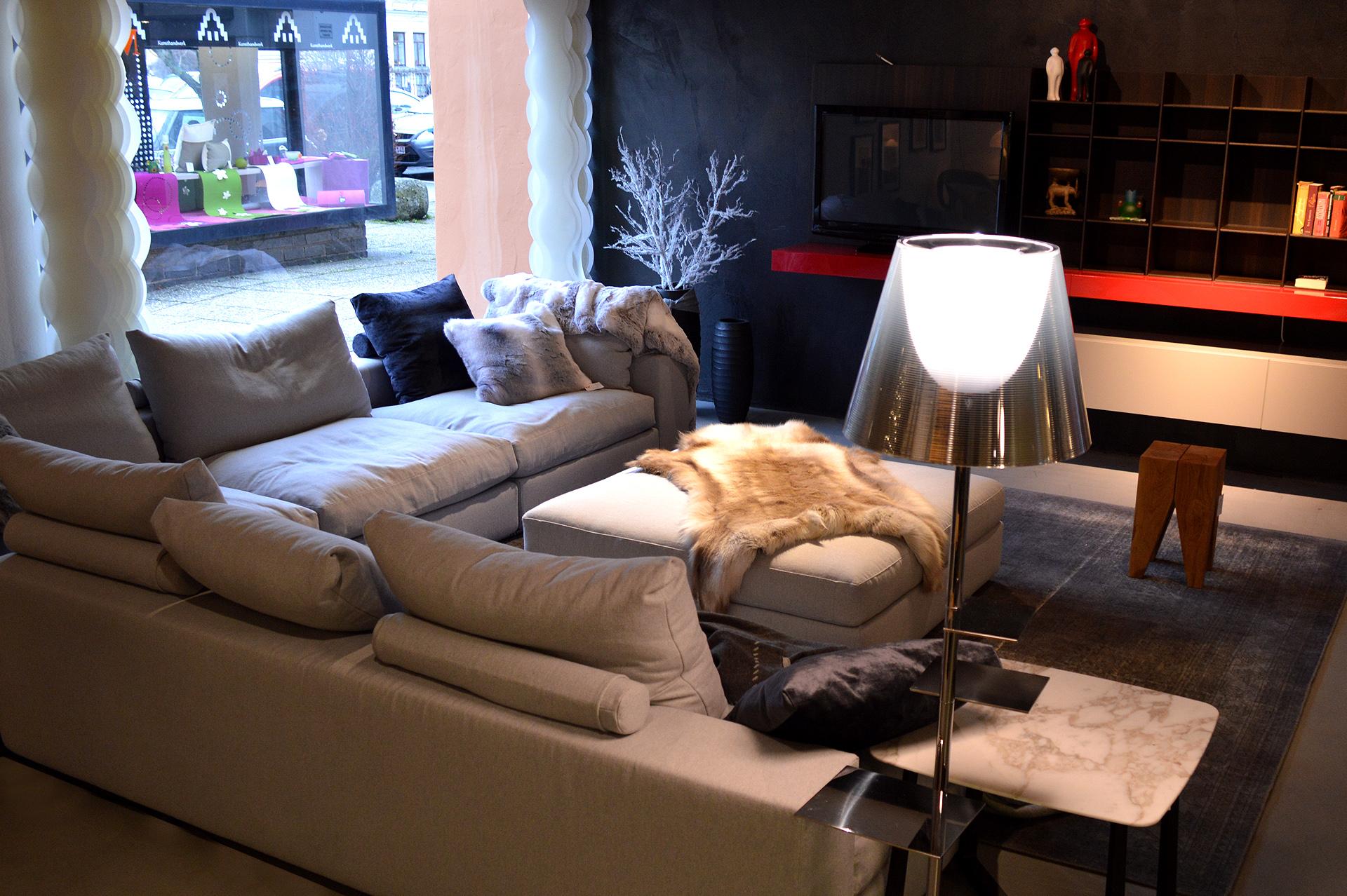 Italienisches Sitzgefühl und urbaner Luxus - das Groundpiece Sofa von Flexform #wohnzimmer #ecksofa #stehlampe #sofa ©günstigerdesign