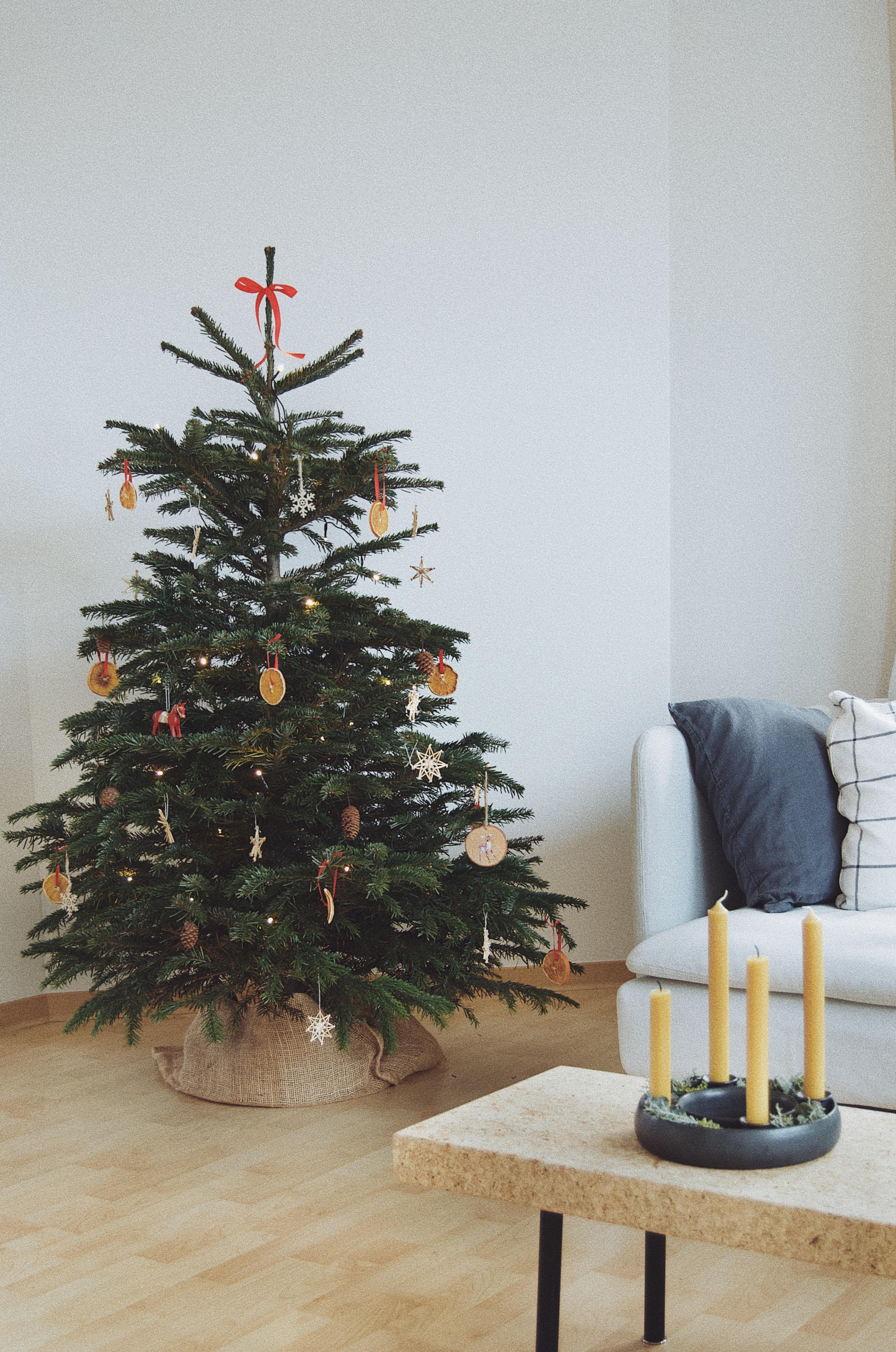 It’s beginning to look a lot like Christmas. 🎄 #weihnachtsbaum #christmastree #christmas #weihnachten #interior #wohnzimmer #cozy #livingroom