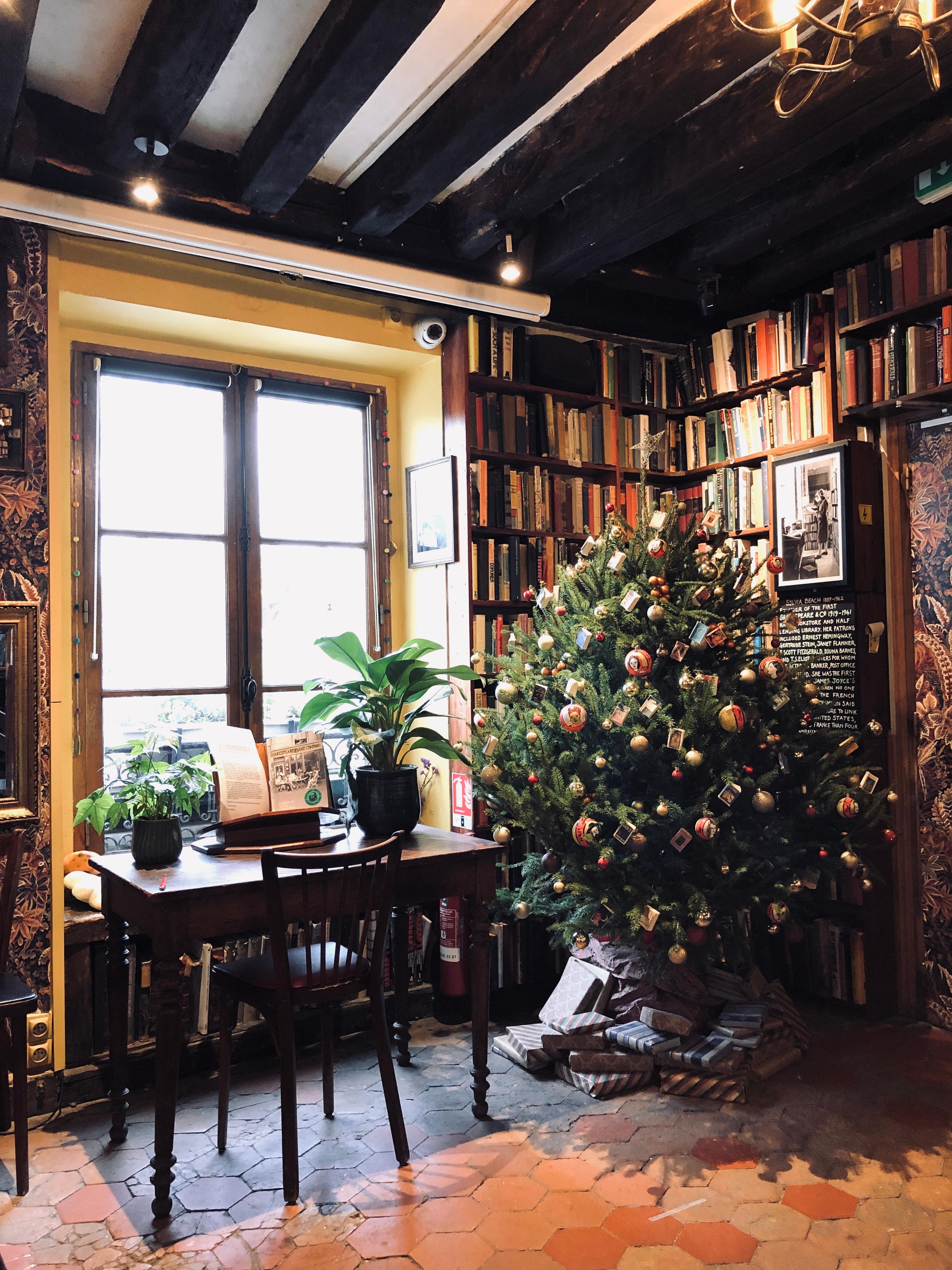 It’s beginning to look like Christmas 🎄 
#interiorinspiration #foundinparis #bookstore