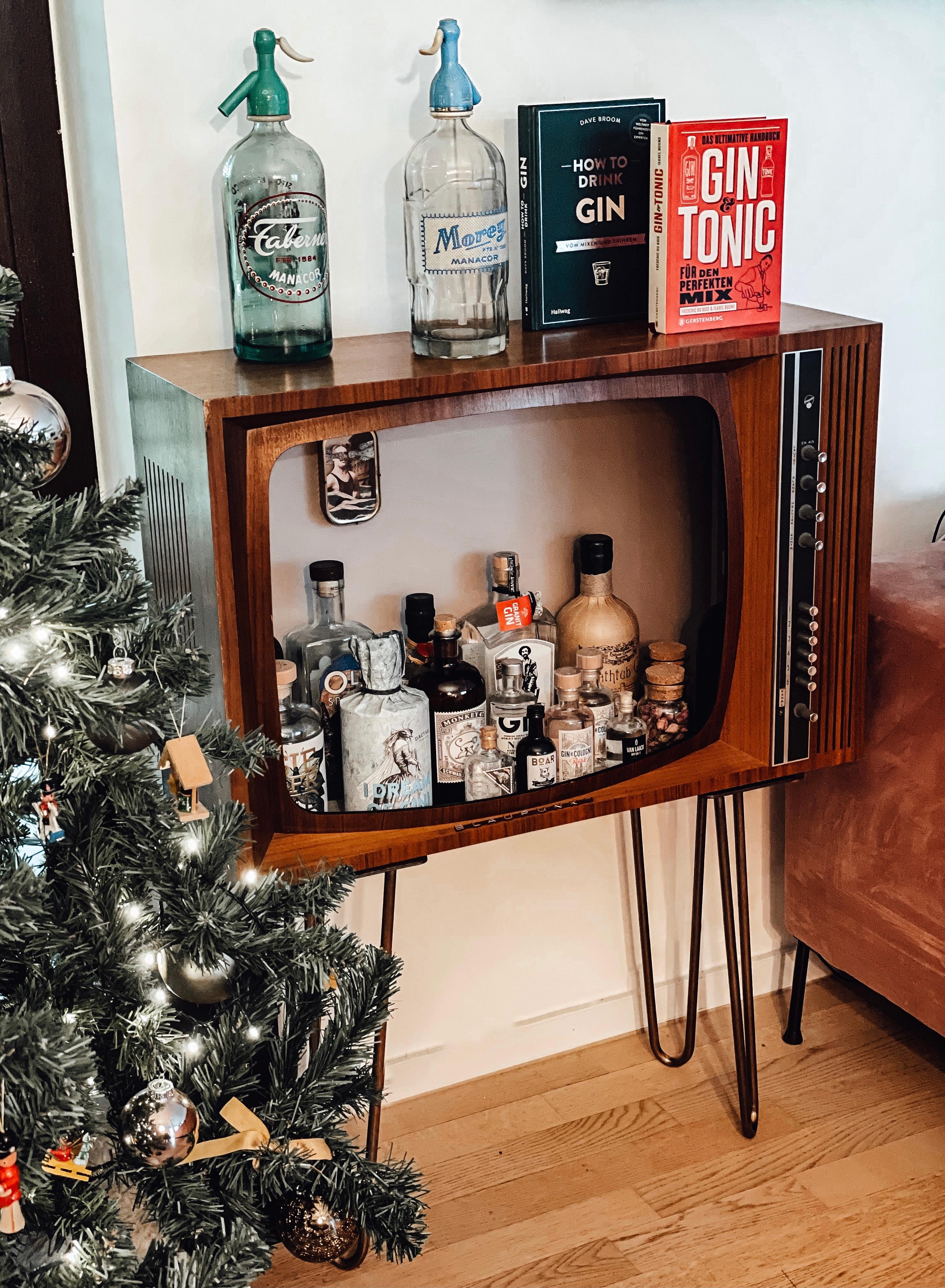 It‘s Gin o‘clock! GinBar aus altem Blaupunkt Fernseher aus den 50er Jahren #itsginoclock (mein Geschenk für den ❤️-Mann)