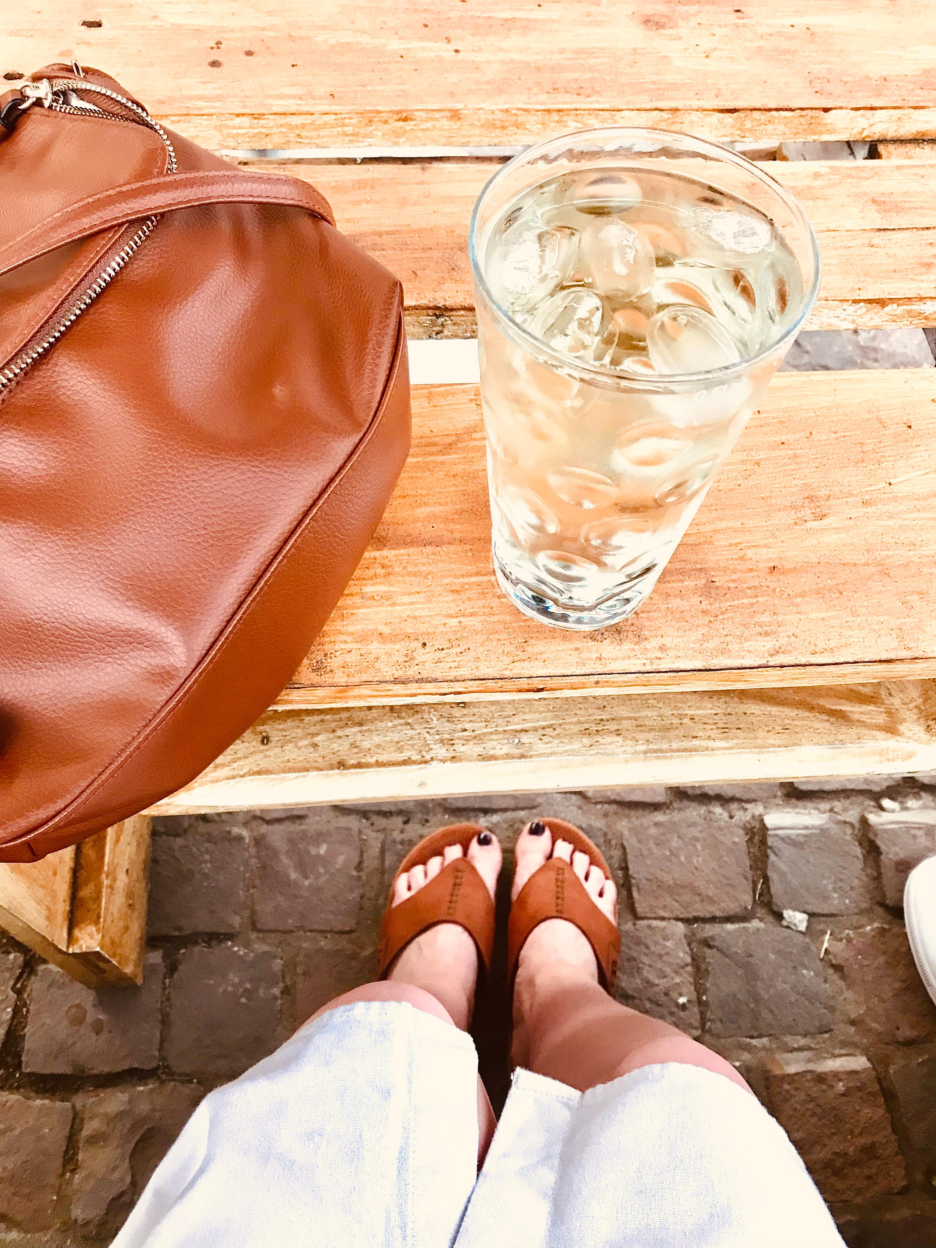 It’s wine 🍷 o’clock 
#mittwoch #sommerabend #outside #winebar #weissweinschorle #schoenersommerabend 