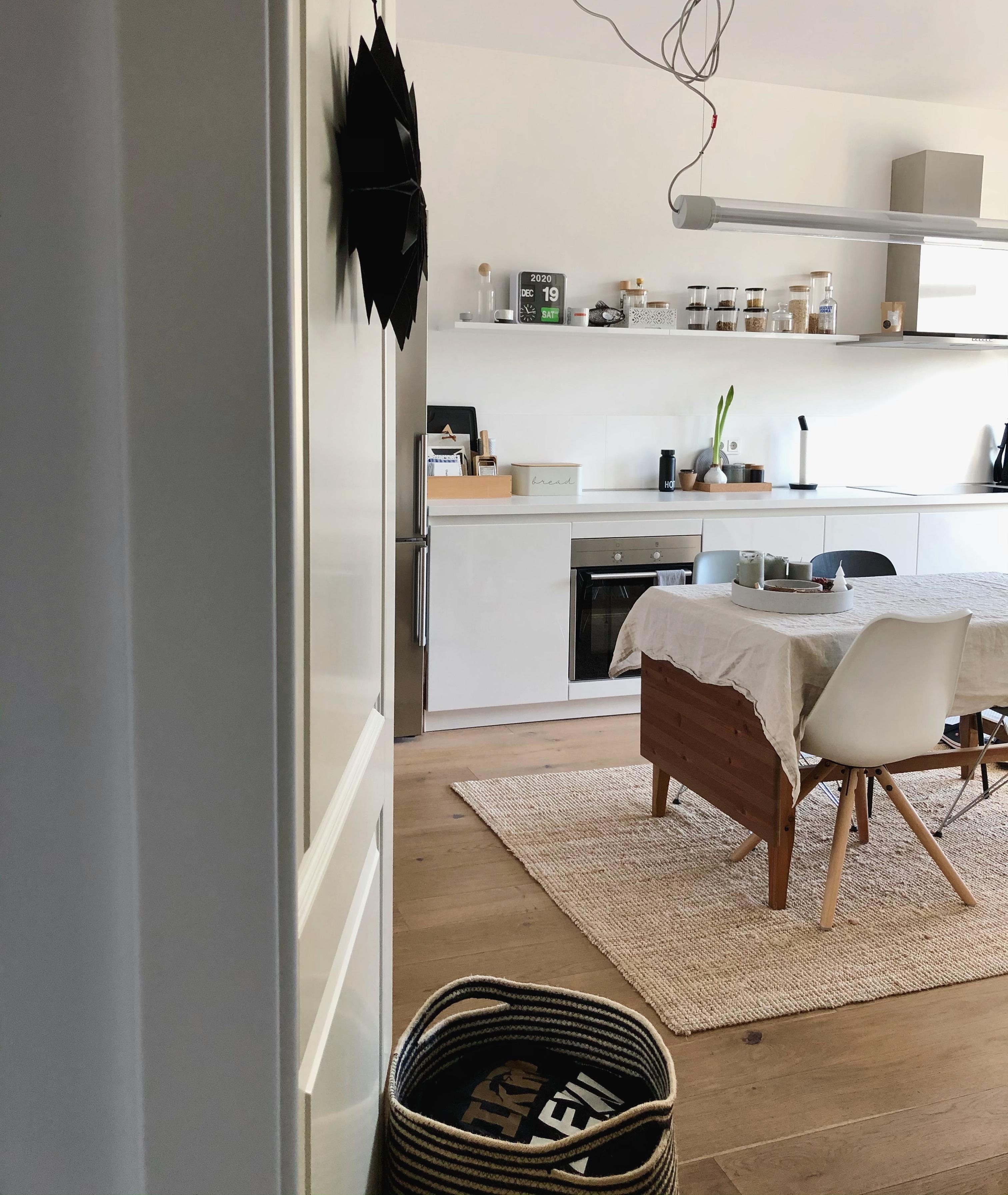 #Jahresende #Küche #kitchen #kitcheninspo #interior #interiordesign #home #white #whiteliving #essbereich #couchstyle