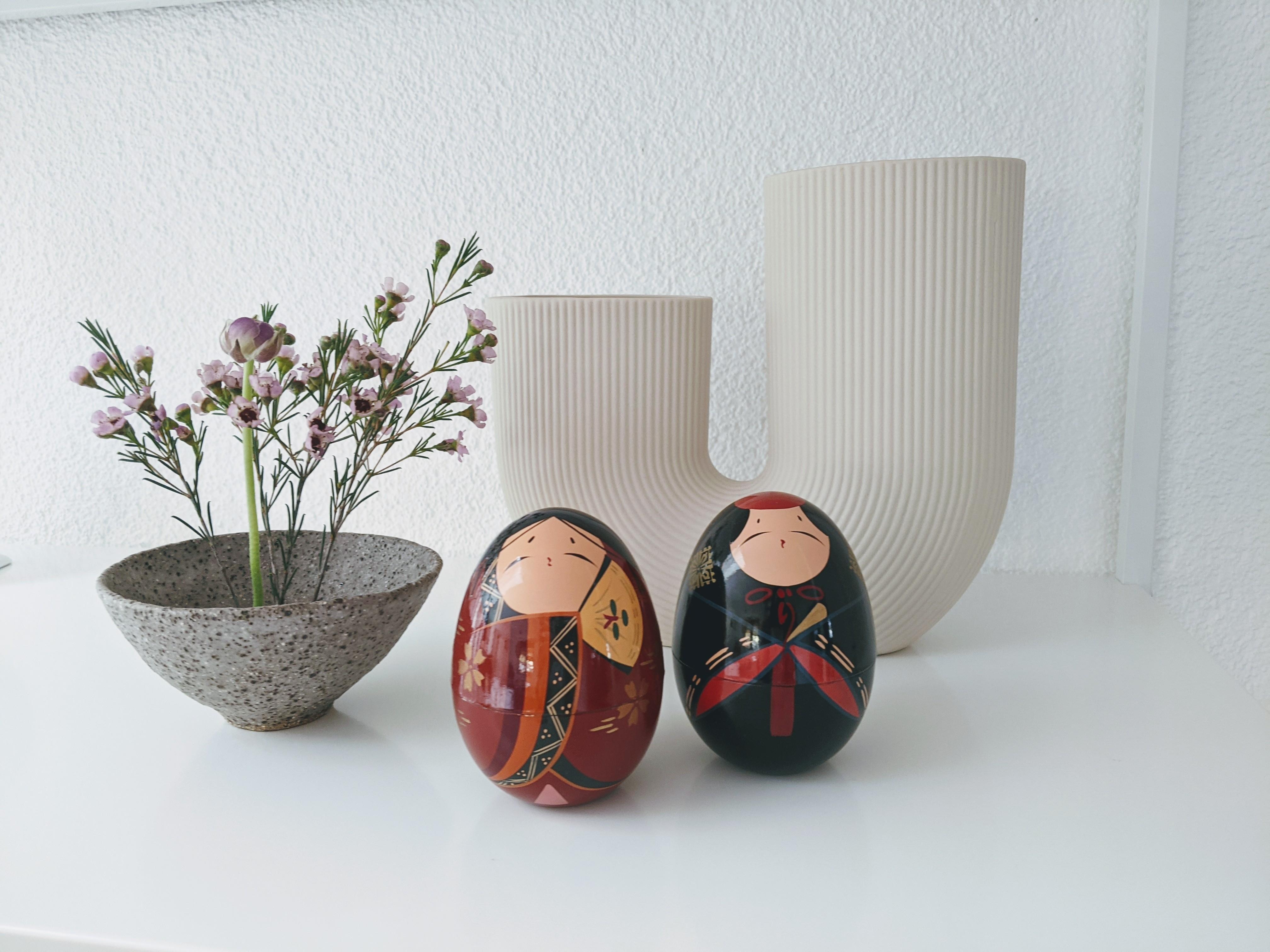 Japan trifft Skandinavien 🤎
#couchstyle #regalliebe #esszimmer #vase #kokeshi #ikebana #blumen
