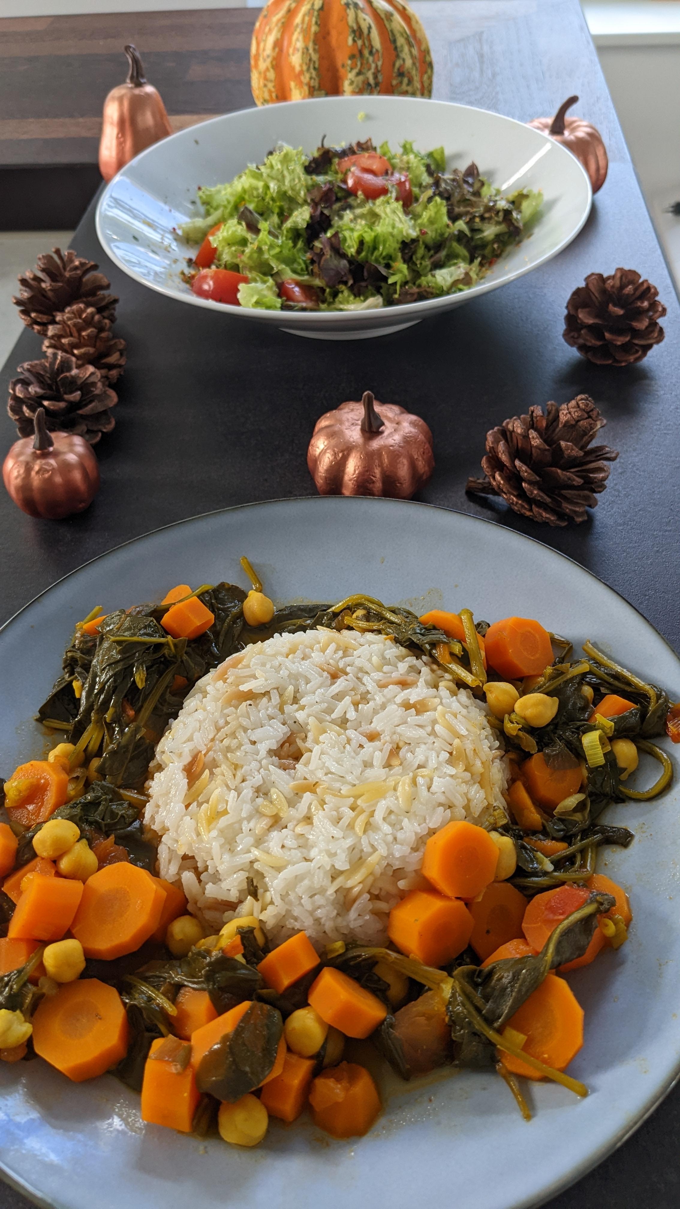 Jasmin Reis mit Kritharaki-Nudeln und Curry aus Möhren🥕, Spinat und Kichererbsen.
#vegan #food #kochen #rezept #herbst 