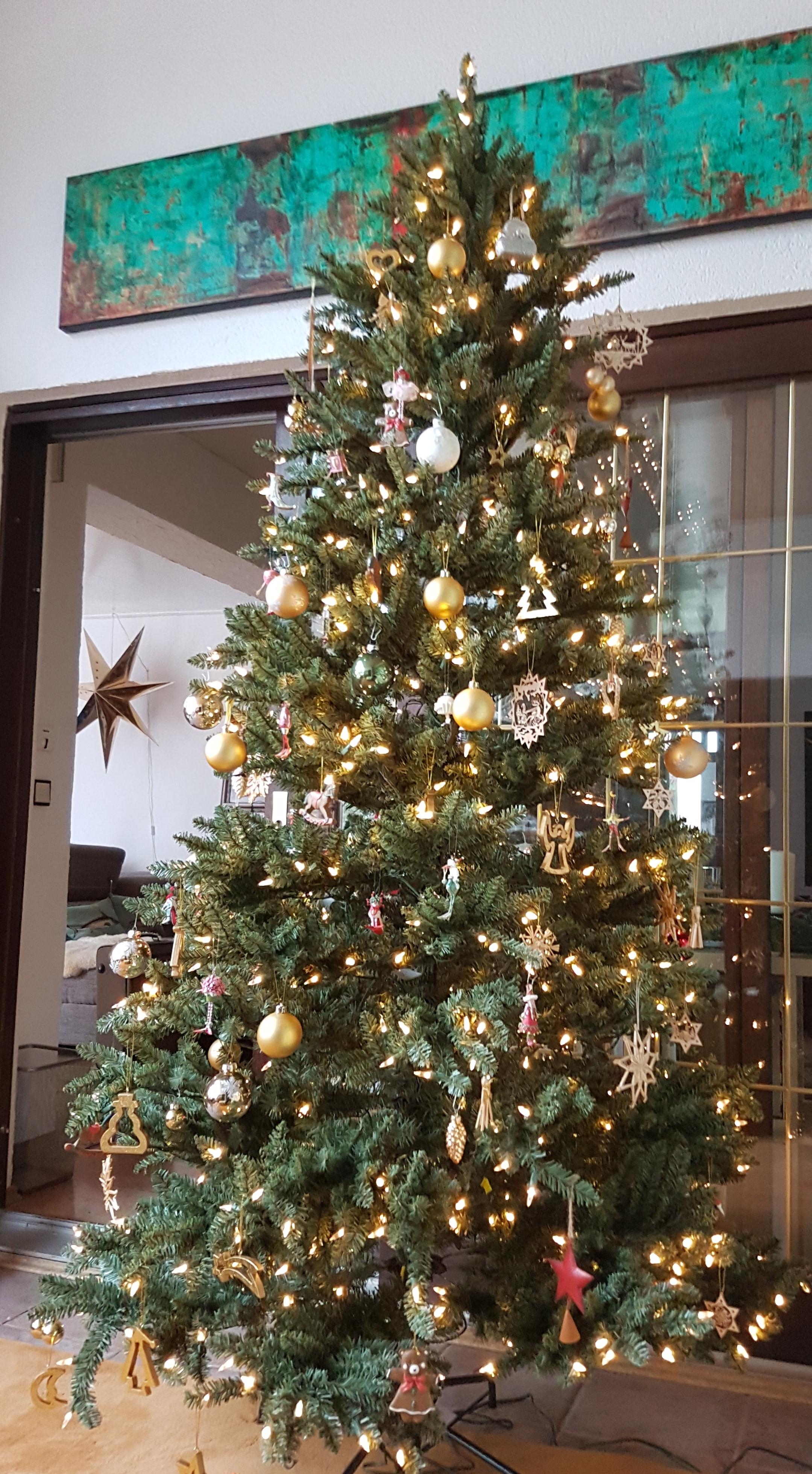 ...jeden Tannenast liebevoll aus den Winterschlaf gestreichelt...

#Weihnachtsbaum #Tannenbaum #Weihnachten #Kunstbaum