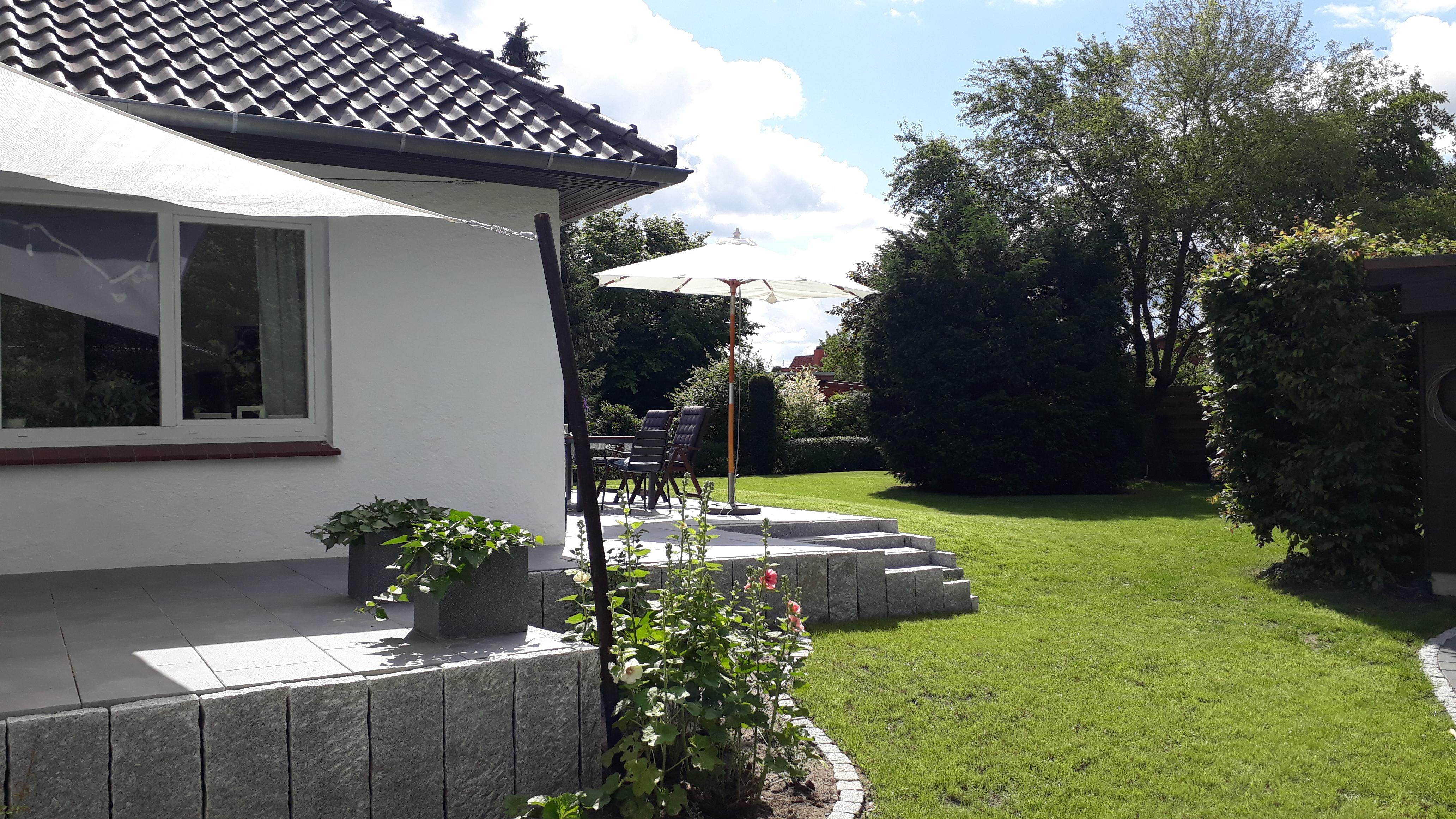 Jetzt fehlen nur noch ein paar Möbel, Pflanzen auf/neben der großen Terrasse und ein Gartenhaus! #Terrasse #Garten
