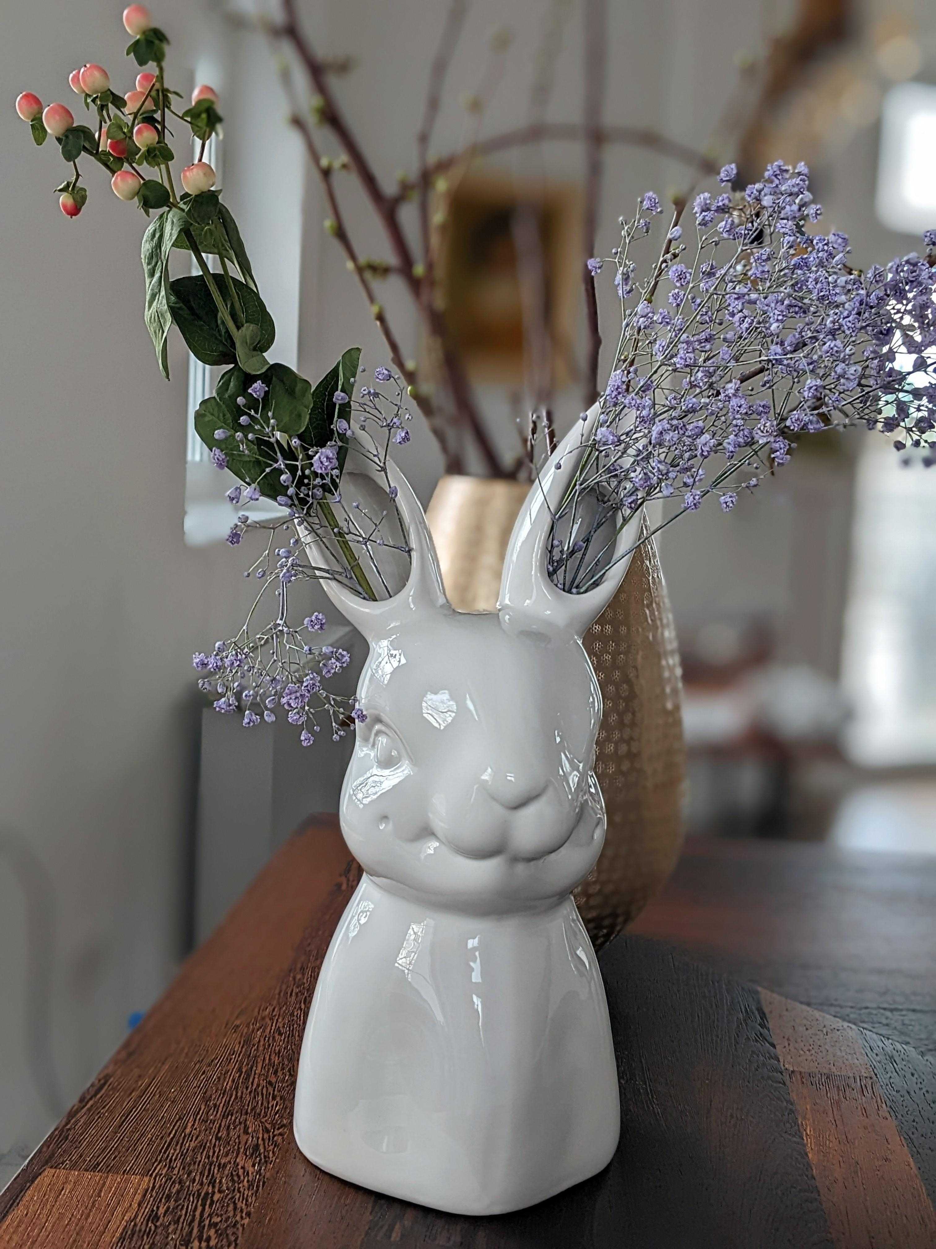 Jetzt schaut euch diese 🐰Lady an.💙
Blumenvase und frische Blümchen. 
#vase #ostern #osterdeko #frühling