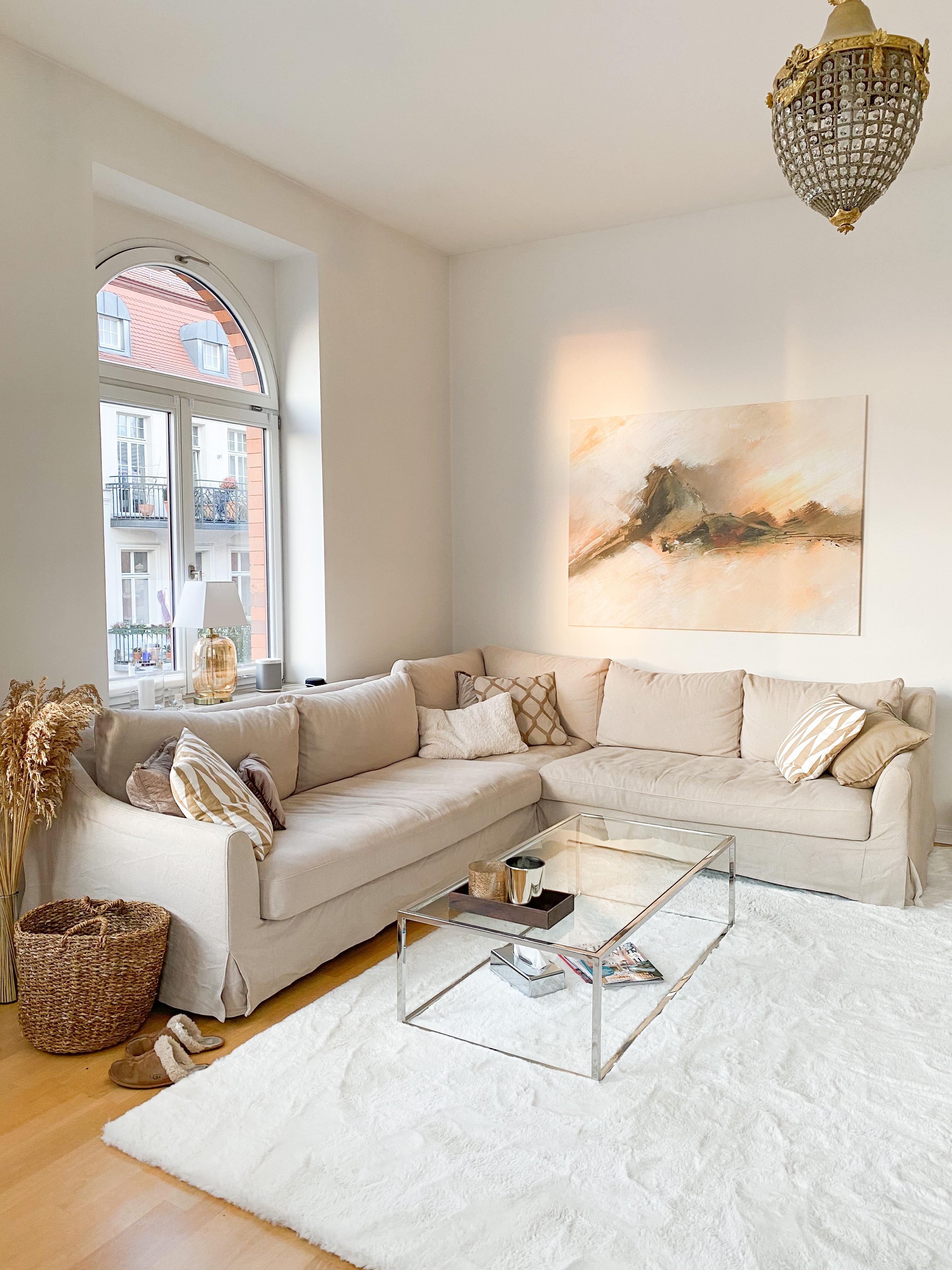 Jetzt schon bereit für das Wochenende. #couch #wohnzimmer #livingroom #beige #sofa #couchtisch