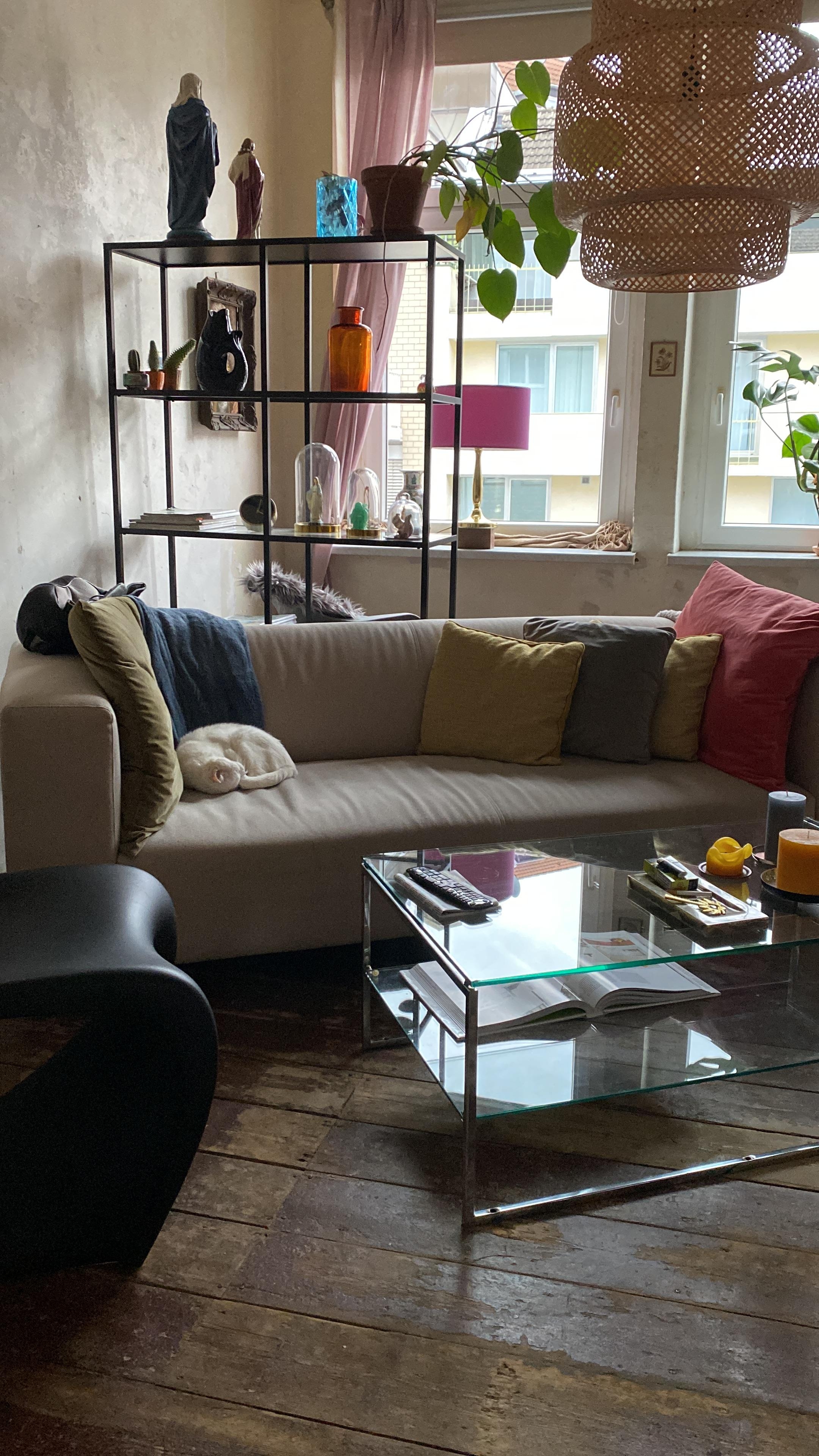 Jetzt steht das Sofa (hier mit Katzenrolle couchwärts) mal schräg im Raum... #wohnzimmer#livingroom#vintage#gebraucht