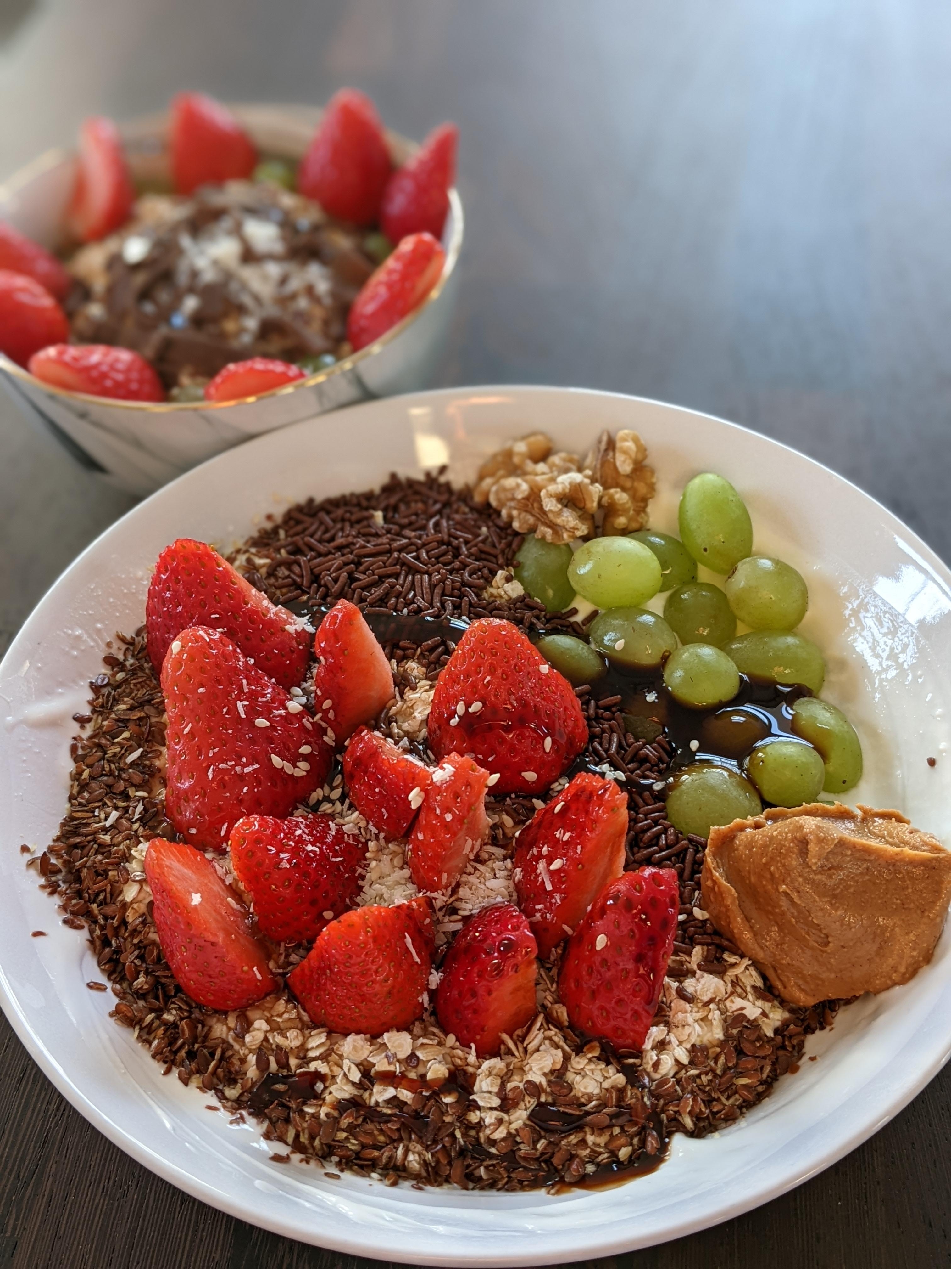 Joghurt Quark Bowl mit Hagelslag und Erdnussmus. 🍓🥜
#foodchallenge #naschkatze #erdbeeren