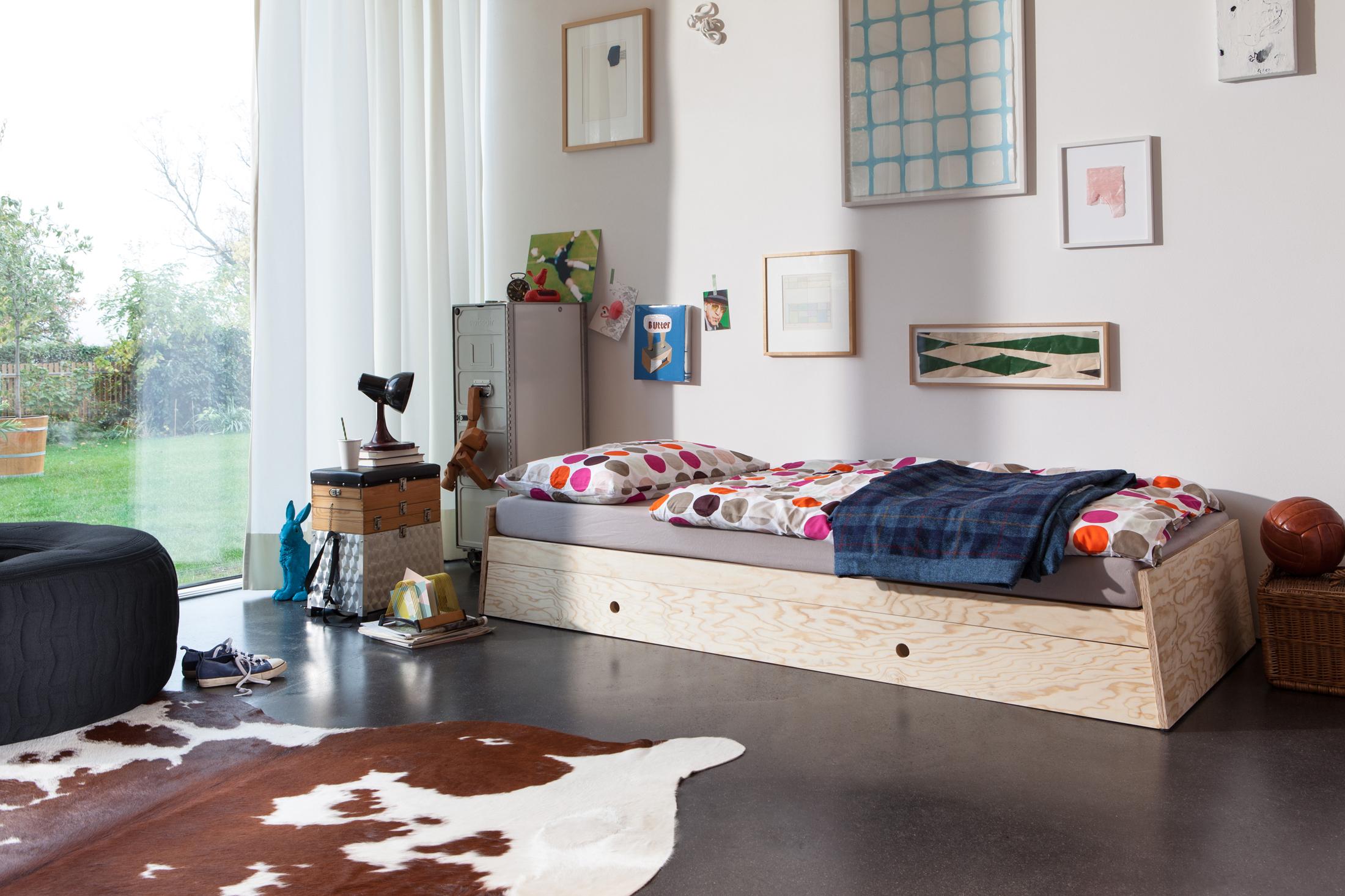 Jugendzimmer im eklektischen Stil #jugendzimmer #kuhfell #jugendbett ©Richard Lampert/Peter Schumacher, Designer: Alexander Seifried