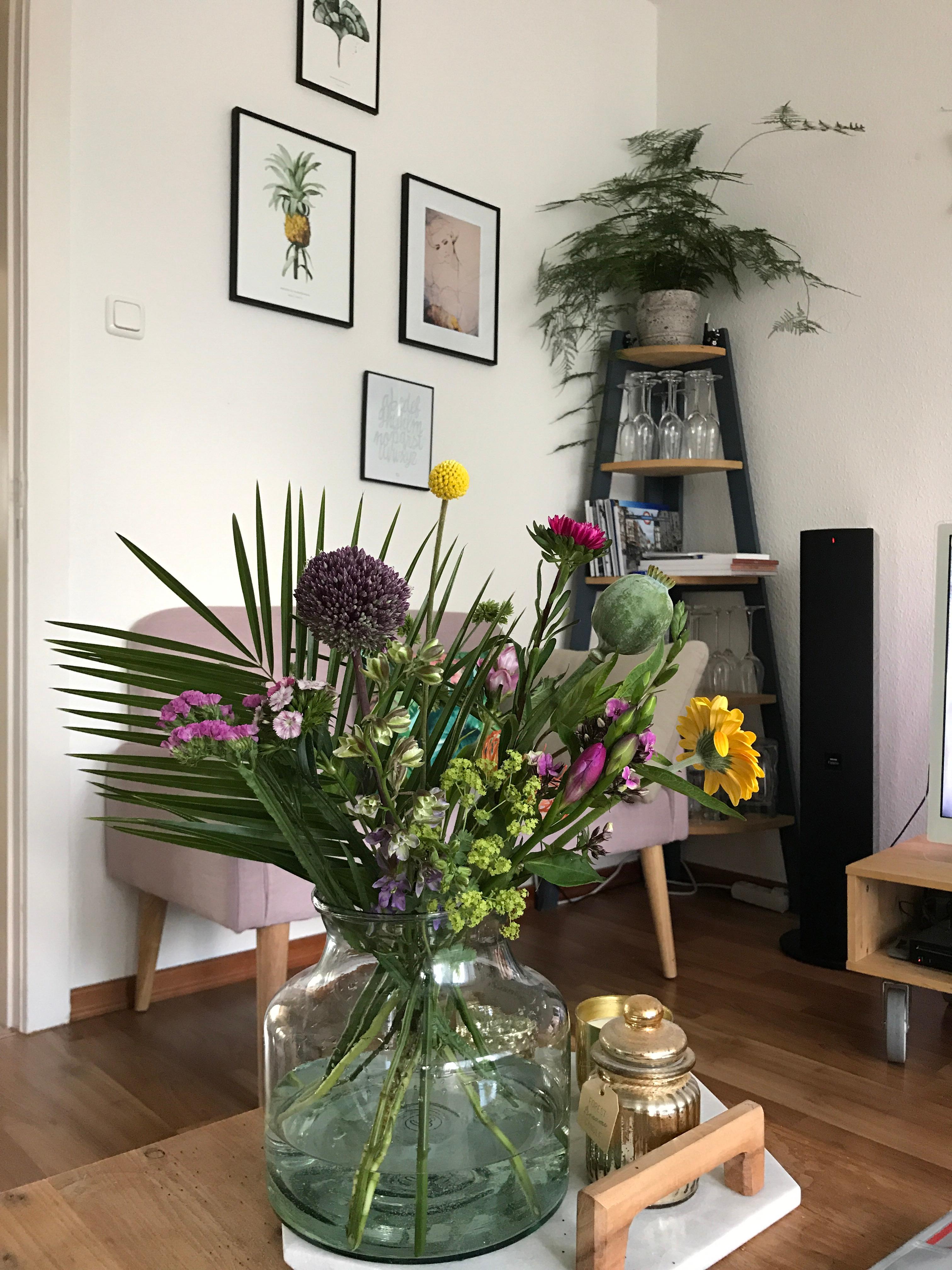 Juhu, der neue Bloomon Blumenstrauß S kam eben an. Er hat gleich seine neue Vase bezogen. 
#couchliebt #bloomonstrauß