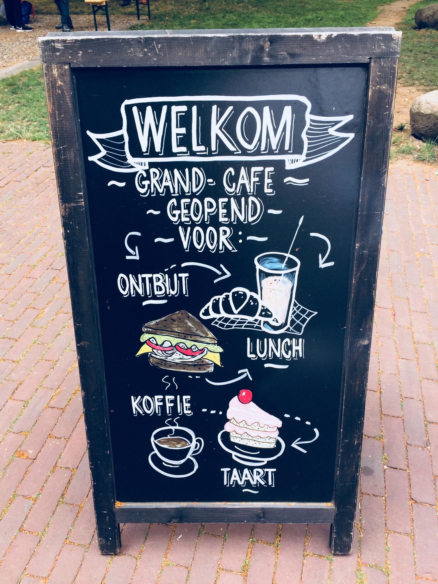 Jummi! 🥪🥛🥐☕️ 🍰  #tafel #cafe #schrift #food #sweets #menu #willkommen