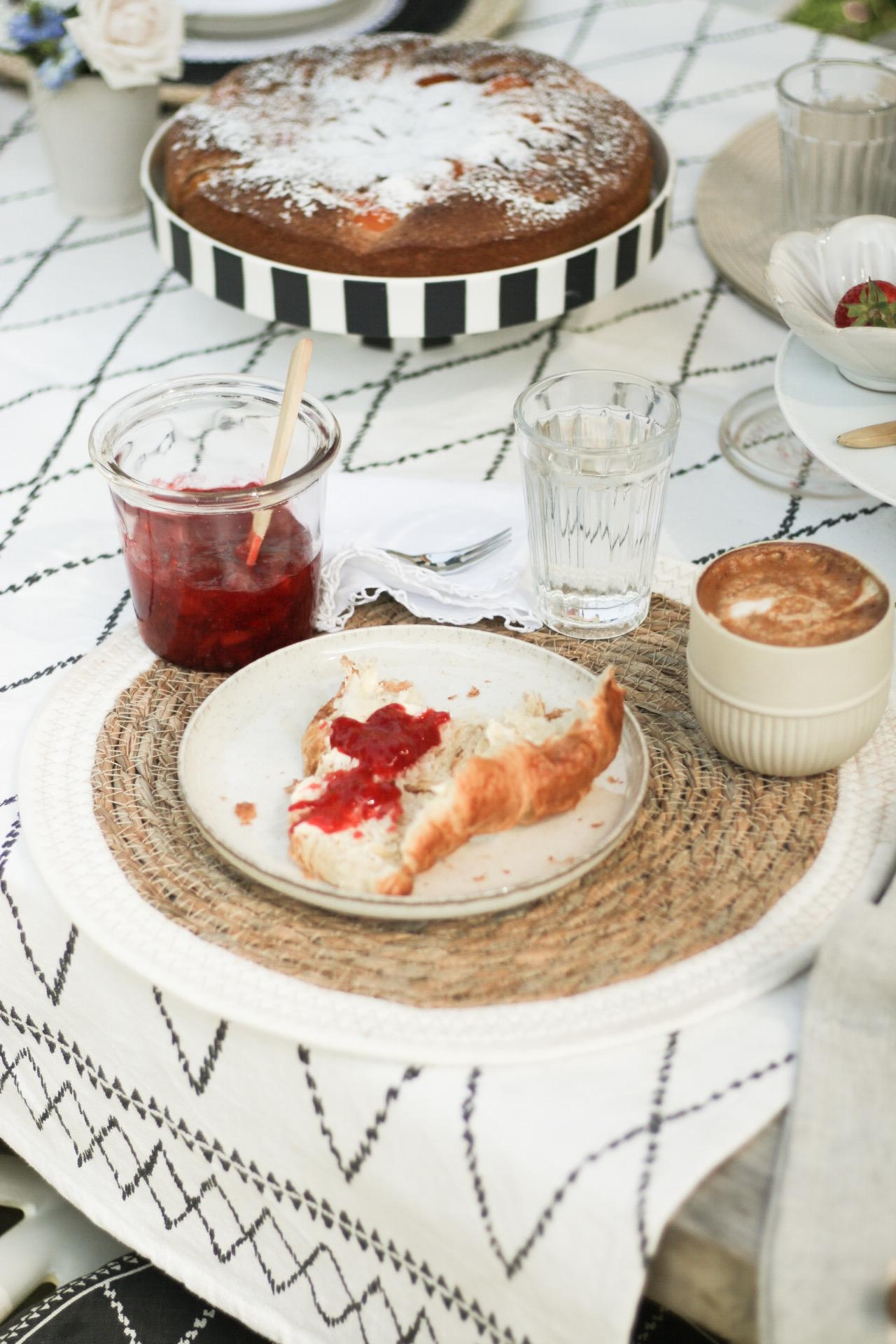 K A F F E E L I E B E ☕️ Cappuccino  Croissant 🥐 und Erdbeermarmelade #livingchallenge #kaffeeliebe 