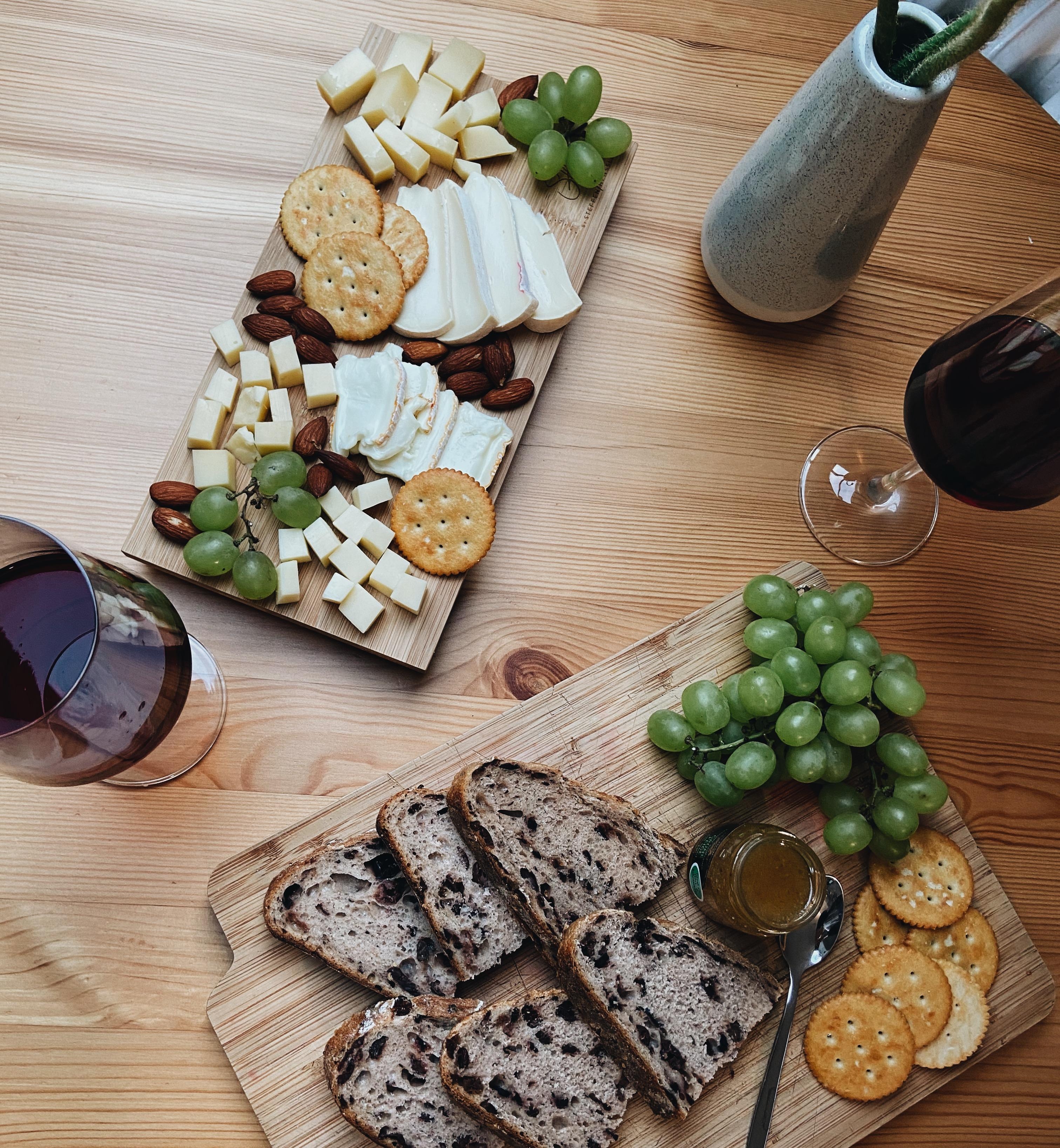 Käse und Wein irgendwer?🍷🖤 #food #käseliebe #vino #weekend
