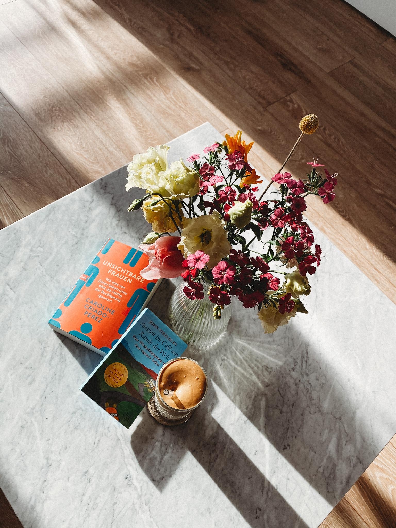 Kaffee, Blumen und Bücher. Was will man mehr ?
#flowers #couchstyle #coffee #couchtisch